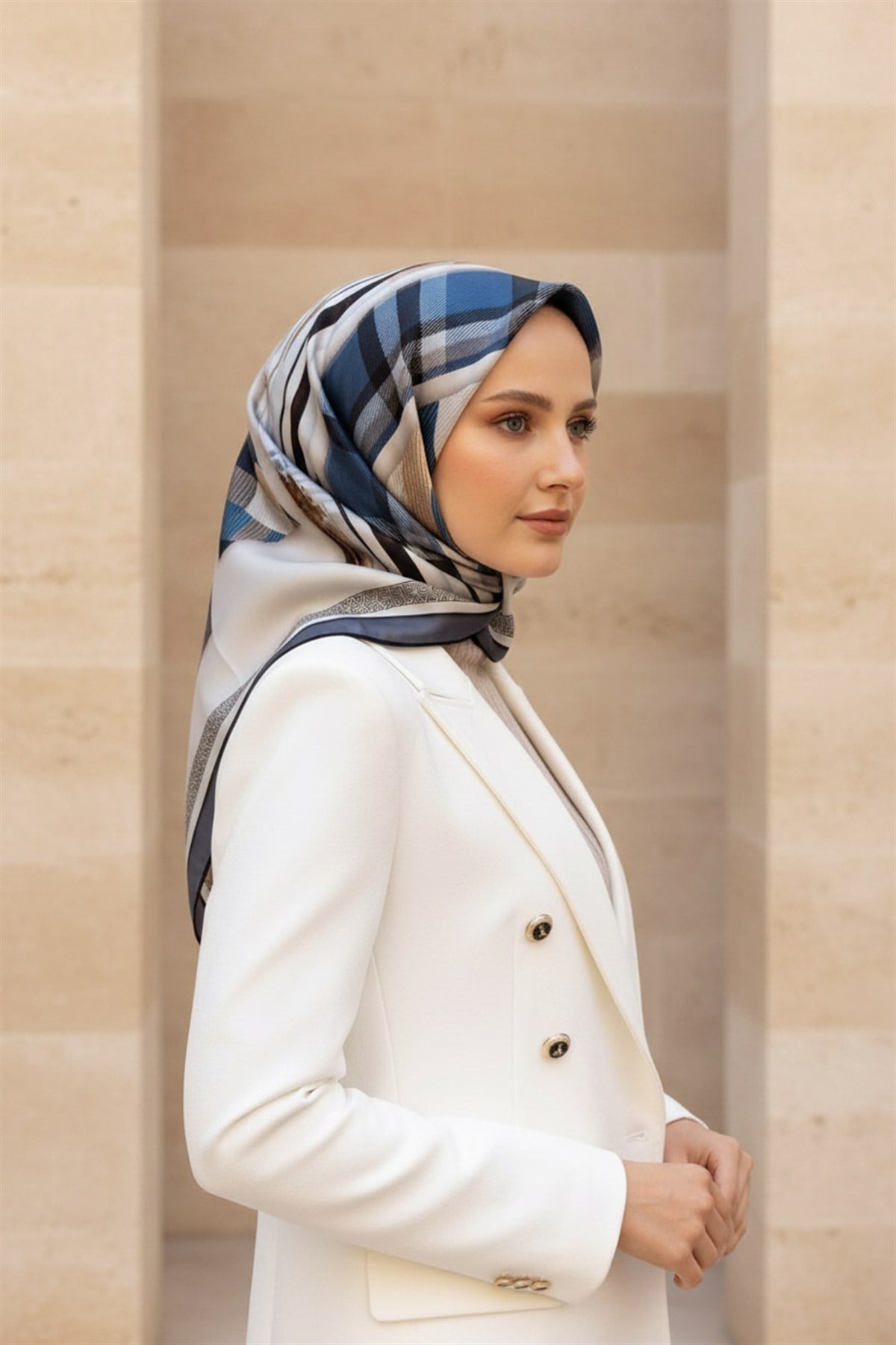 %100 Twill İpek Ekose Desenli İndigo - Krem Renkli 90x90 Eşarp Dikim Şekli : El Dikişi