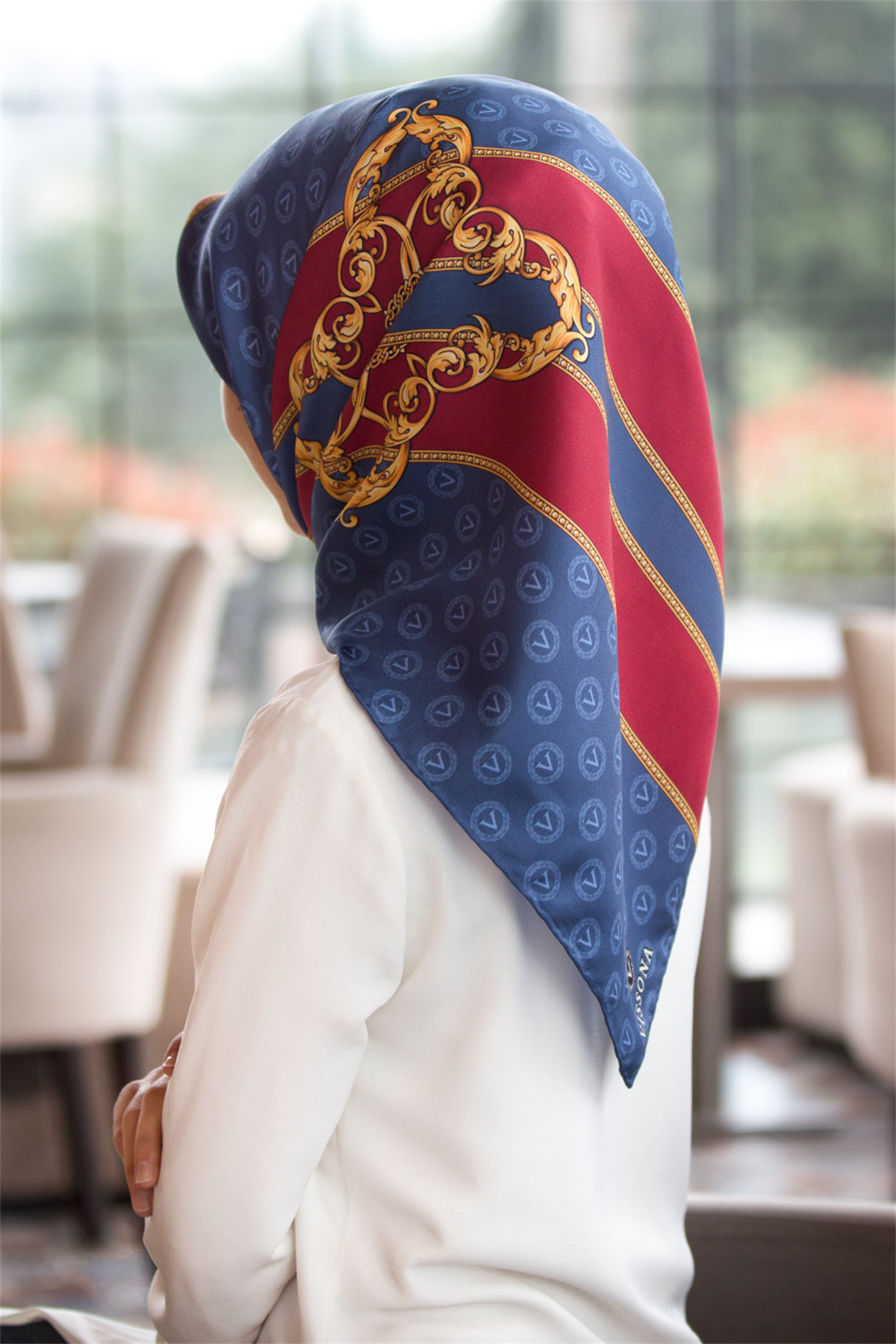 %100 Twill İpek Monogramlı Ve Barok Desenli İndigo - Bordo Renkli 90x90 Eşarp Dikim Şekli : El Dikişi