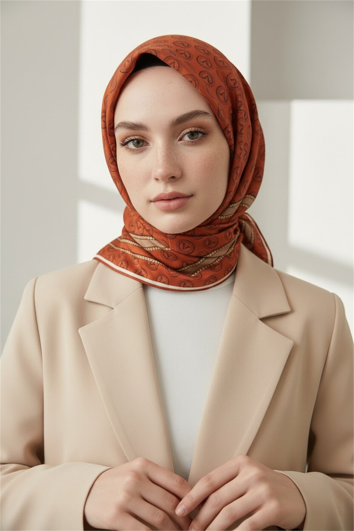 %100 Twill İpek Monogram Desenli Taba - Bej Renkli 90x90 Eşarp Dikim Şekli : El Dikişi