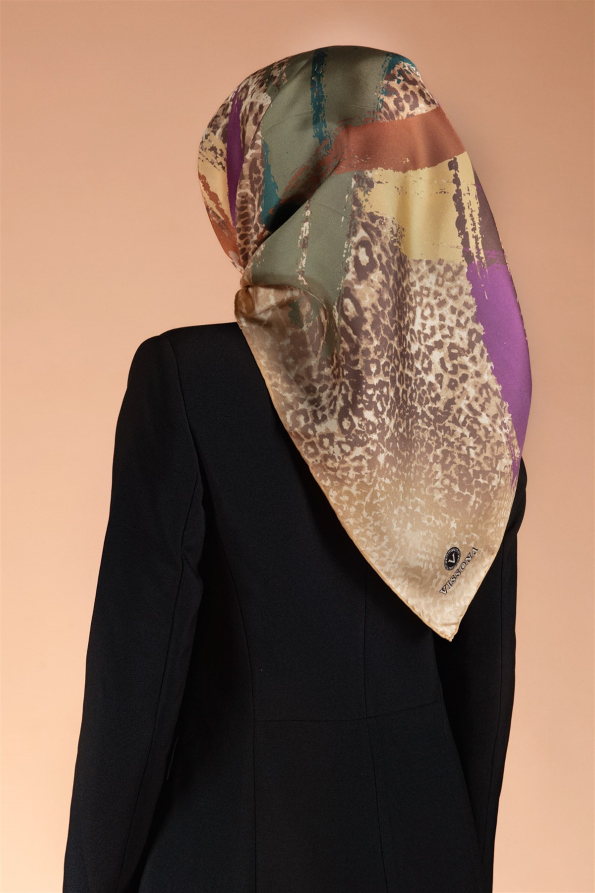 %100 Twill İpek Leopar ve Fırça Desenli Bej - Petrol Yeşili Renkli 90x90 Eşarp Dikim Şekli : El Dikişi