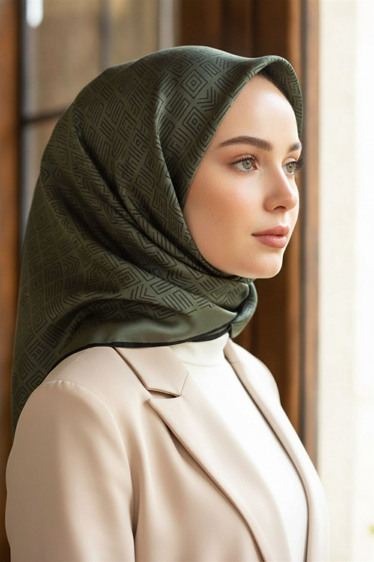100% Twill İpek Etnik Motif Desenli Haki - Siyah Renkli 90x90 Dikim Şekli : El Dikişi Eşarp