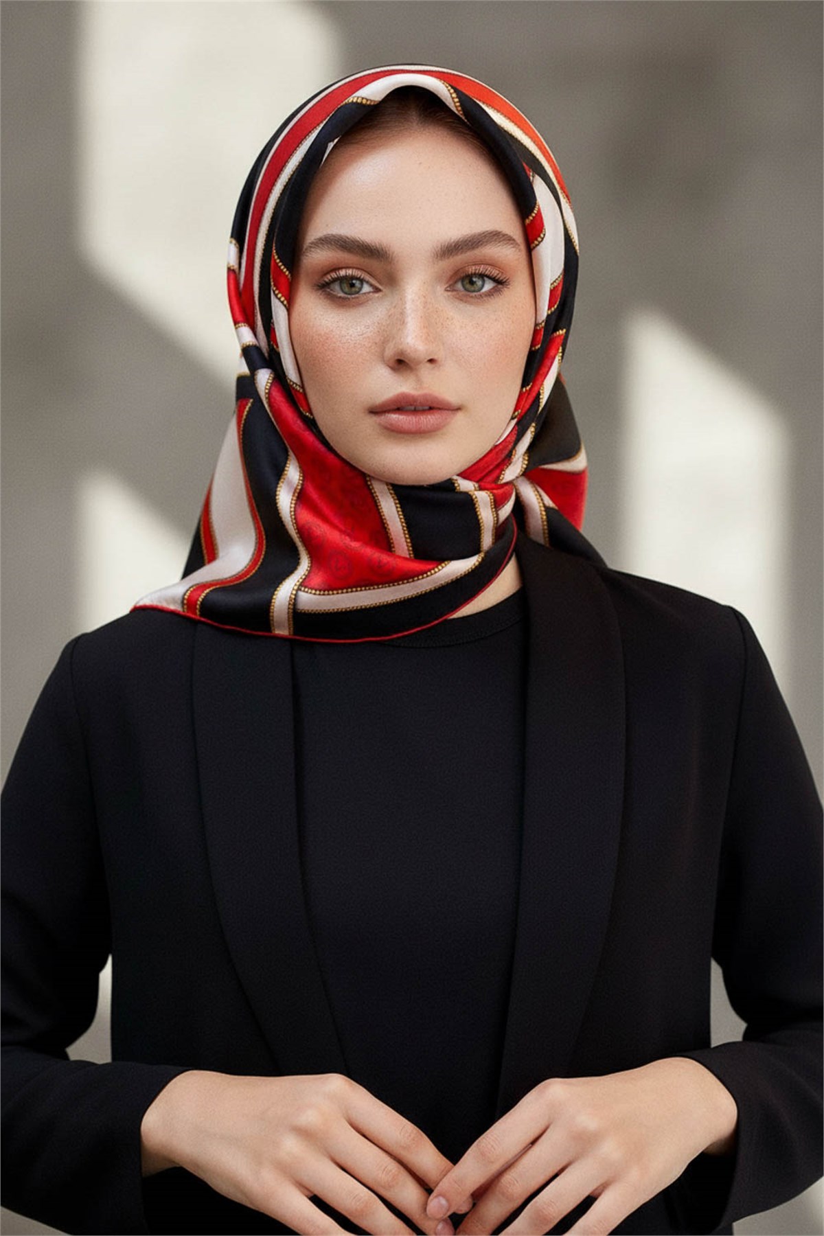 %100 Twill Geometrik Monogram Desenli Siyah - Kırmızı Renkli 90x90 Eşarp Kenar Dikiş Şekli : El Dikişli