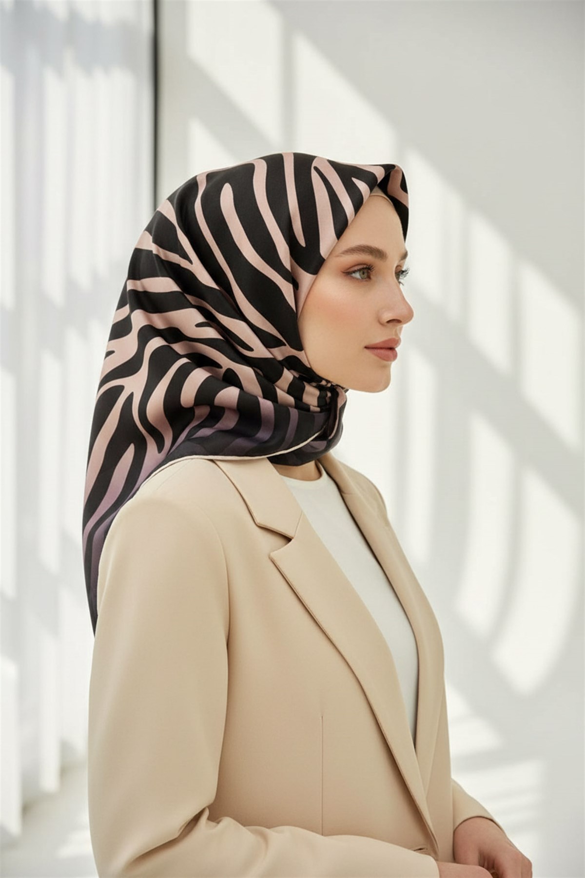 %100 Twill İpek Zebra Desenli Pudra - Siyah Renkli 90x90 Eşarp Dikim Şekli : El Dikişi