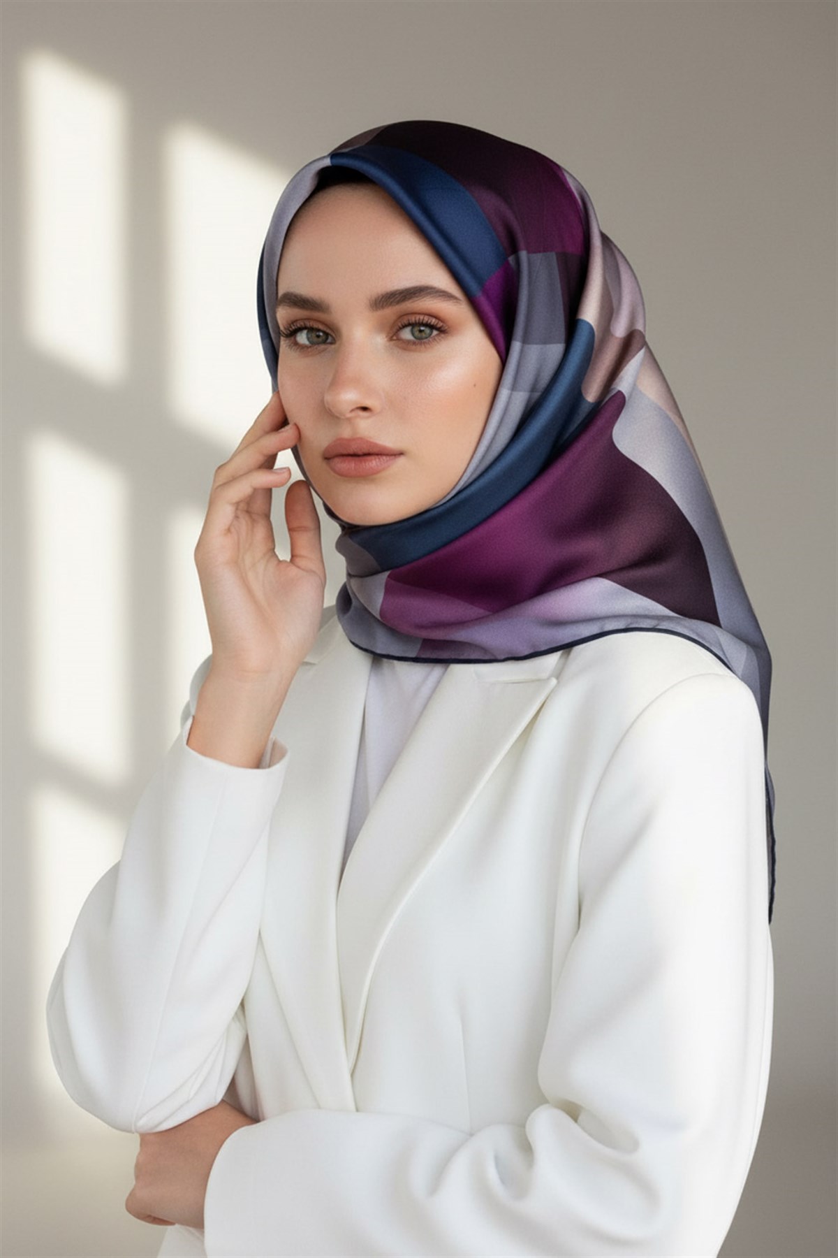 %100 Twill İpek Geometrik Desenli Mürdüm - İndigo Renkli 90x90 Eşarp Dikim Şekli : El Dikişi