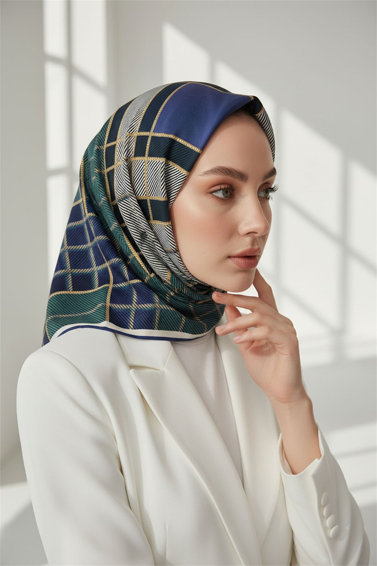 Kristal Geometrik  Desenli İndigo - Petrol Yeşili Renkli 90x90 Eşarp (İpek İçermez) Kenar Dikiş Şekli El Dikişli