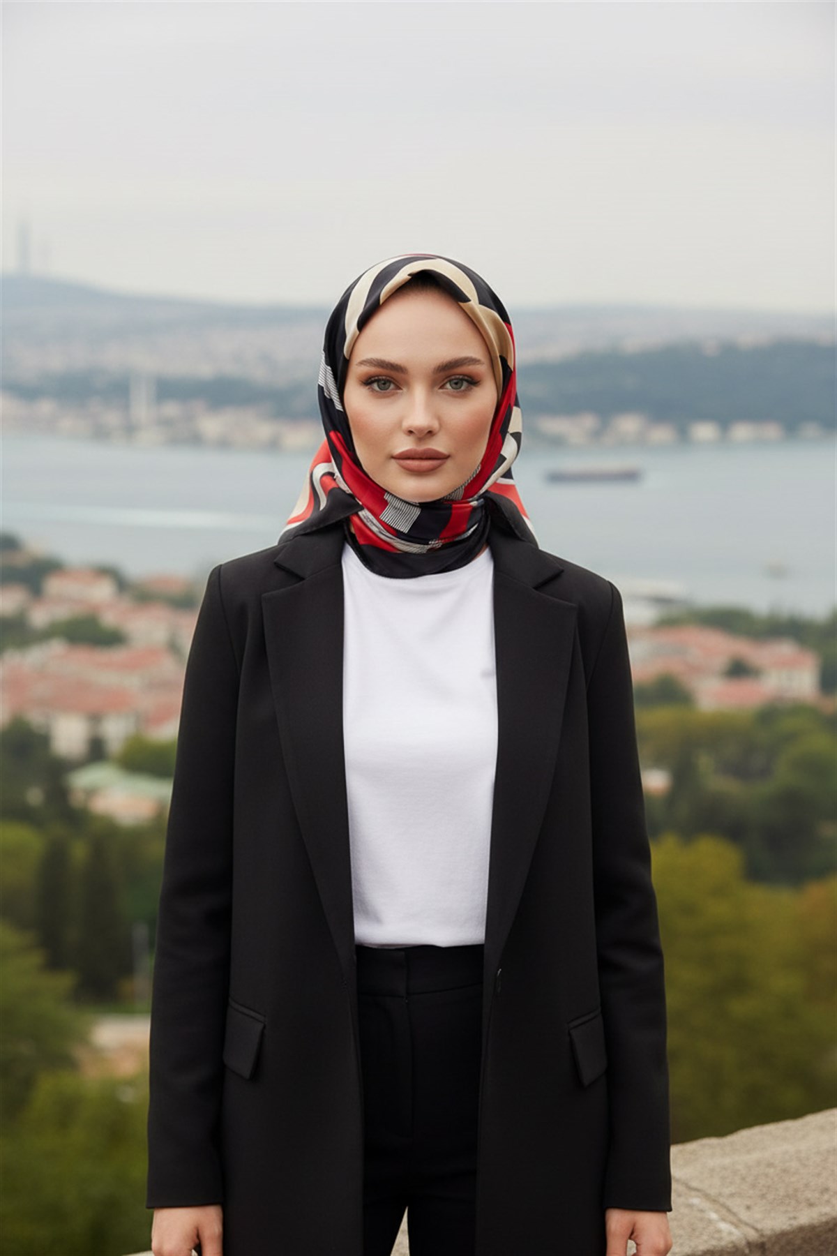 %100 Twill İpek Geometrik Çizgi Desenli Bej - Kırmızı Renkli 90x90 Eşarp Kenar Dikiş Şekli El Dikişli