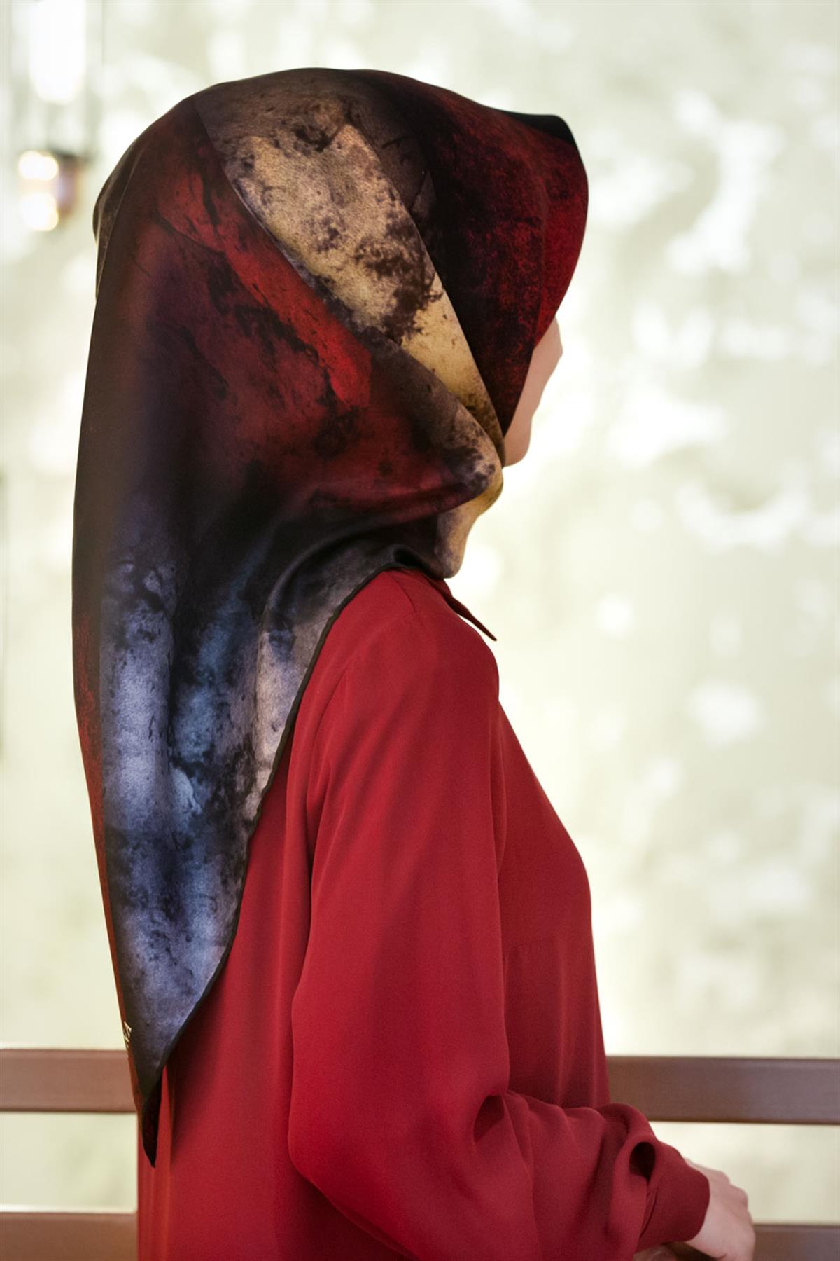 %100 Twill İpek Dokulu Ve Geometrik Desenli Bordo - Gri Renkli 90x90 Eşarp Dikim Şekli : El Dikişi