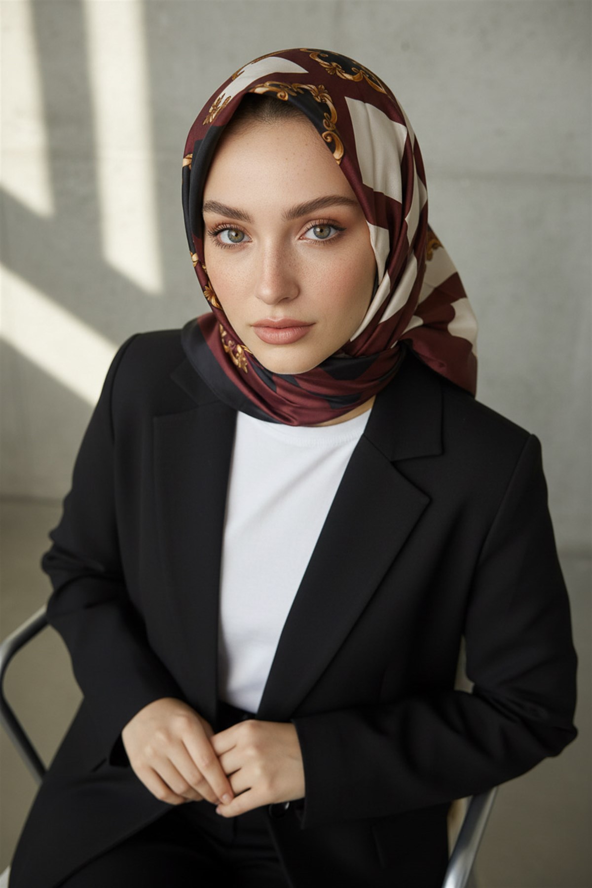 Twill Gold Detaylı Kare Desenli Siyah - Bordo Renkli 90x90 Eşarp (İpek İçermez) Kenar Dikiş Şekli El Dikişli