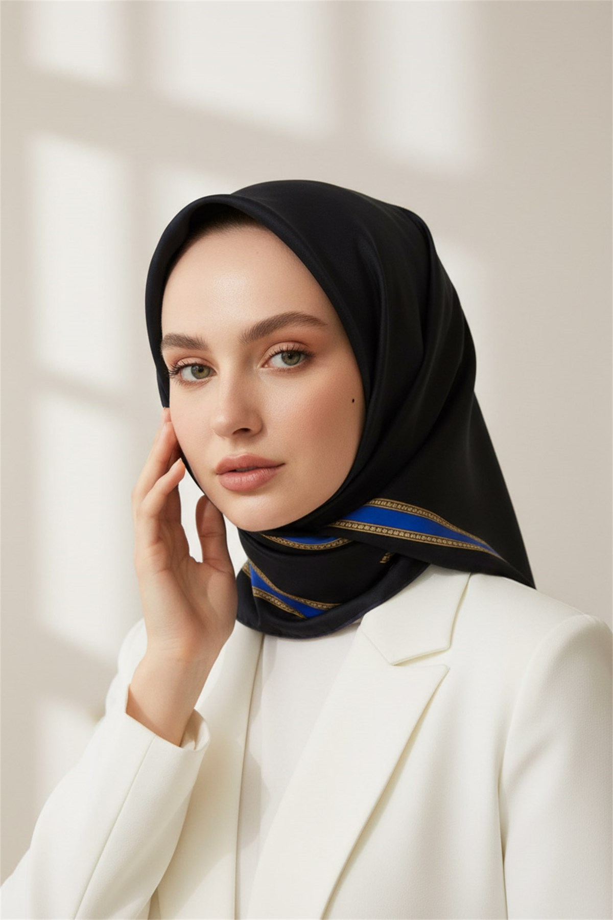 % 57 İPEK % 43 VİSKON Twill İpek Dokulu Şerit Desenli Siyah - Saks Renkli 90x90 Eşarp Dikim Şekli : El Dikişi