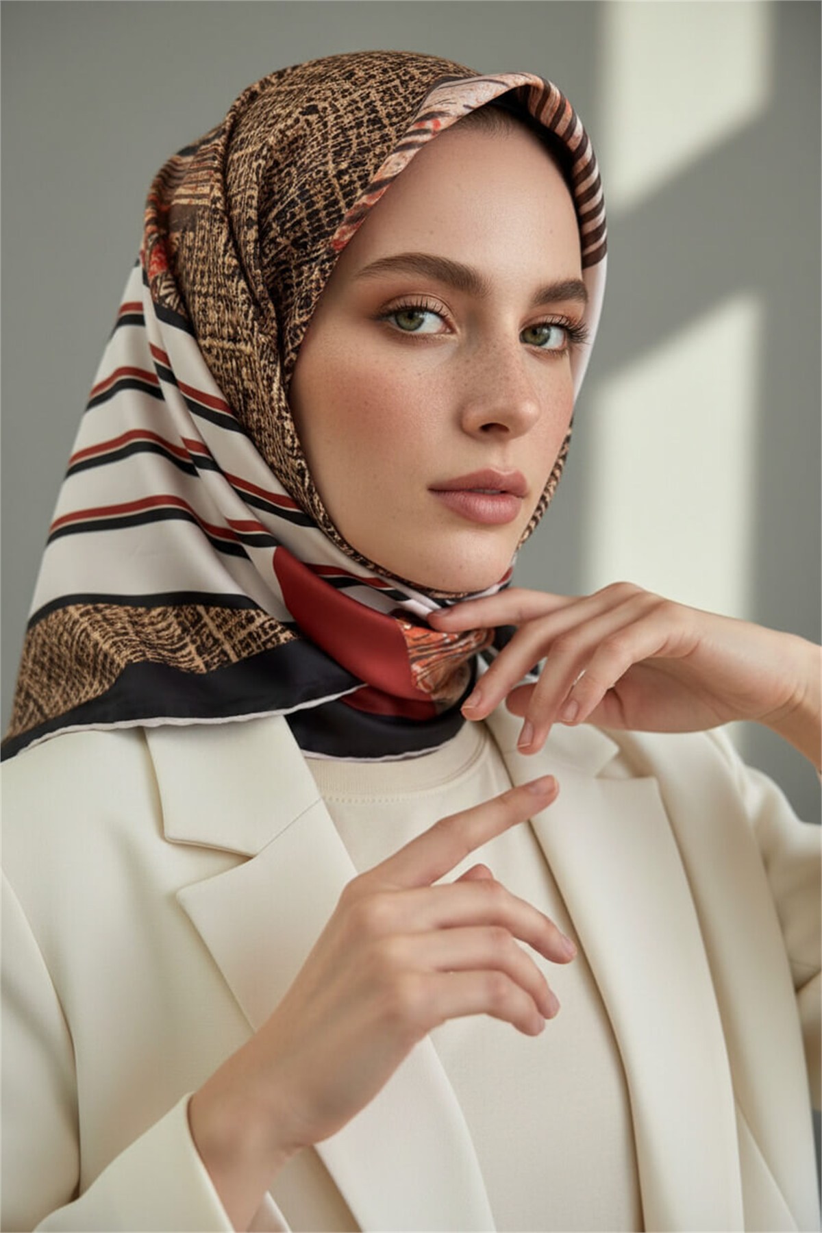 Twill Dalgalı Geometrik Desenli Taba Renkli 90x90 Eşarp (İpek İçermez) Kenar Dikiş Şekli El Dikişli