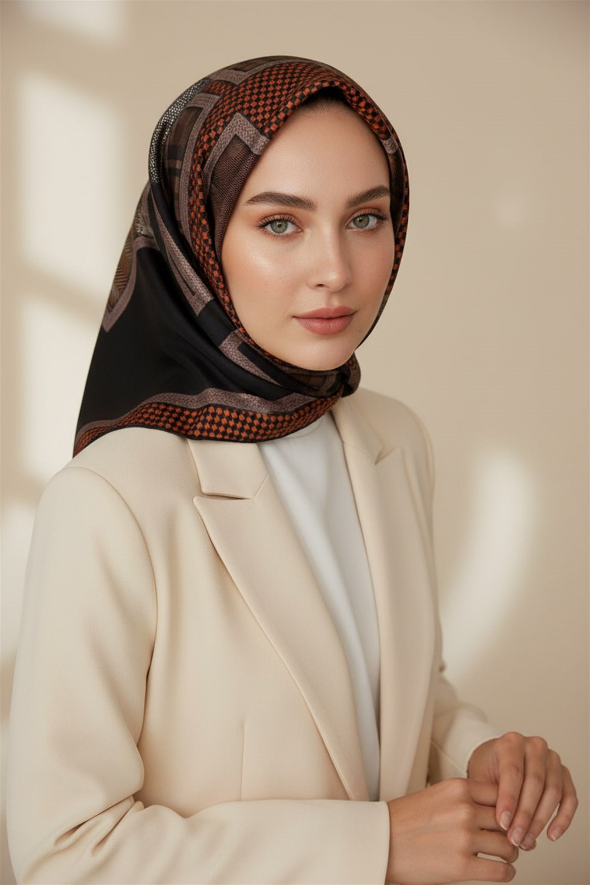 %100 Twill İpek Kazakayaklı Ve Ekose Desenli Taba - Siyah Renkli 90x90 Eşarp Dikim Şekli : El Dikişi