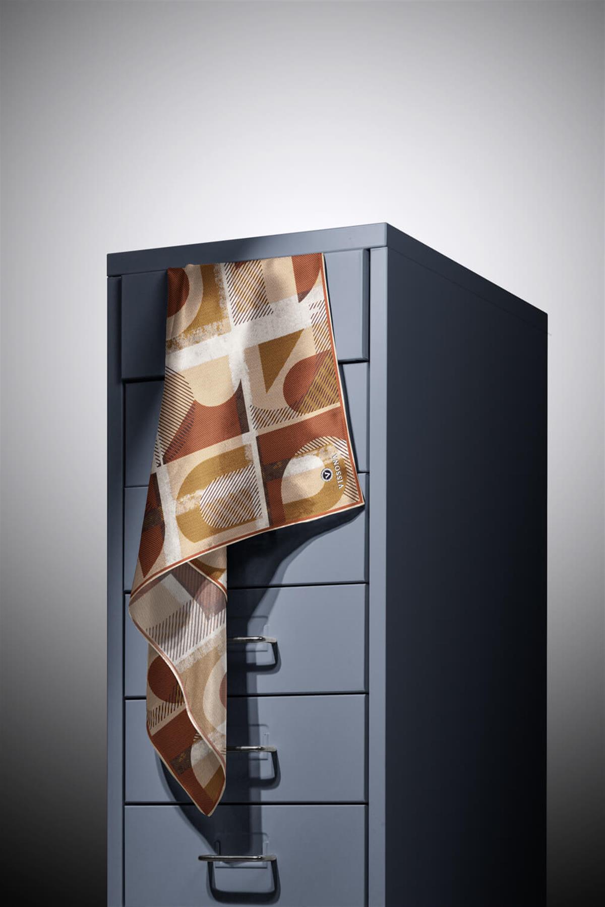 %100 Twill İpek Geometri Desenli Krem - Kahve Renkli 90x90 Eşarp Kenar Dikiş Şekli El Dikişli