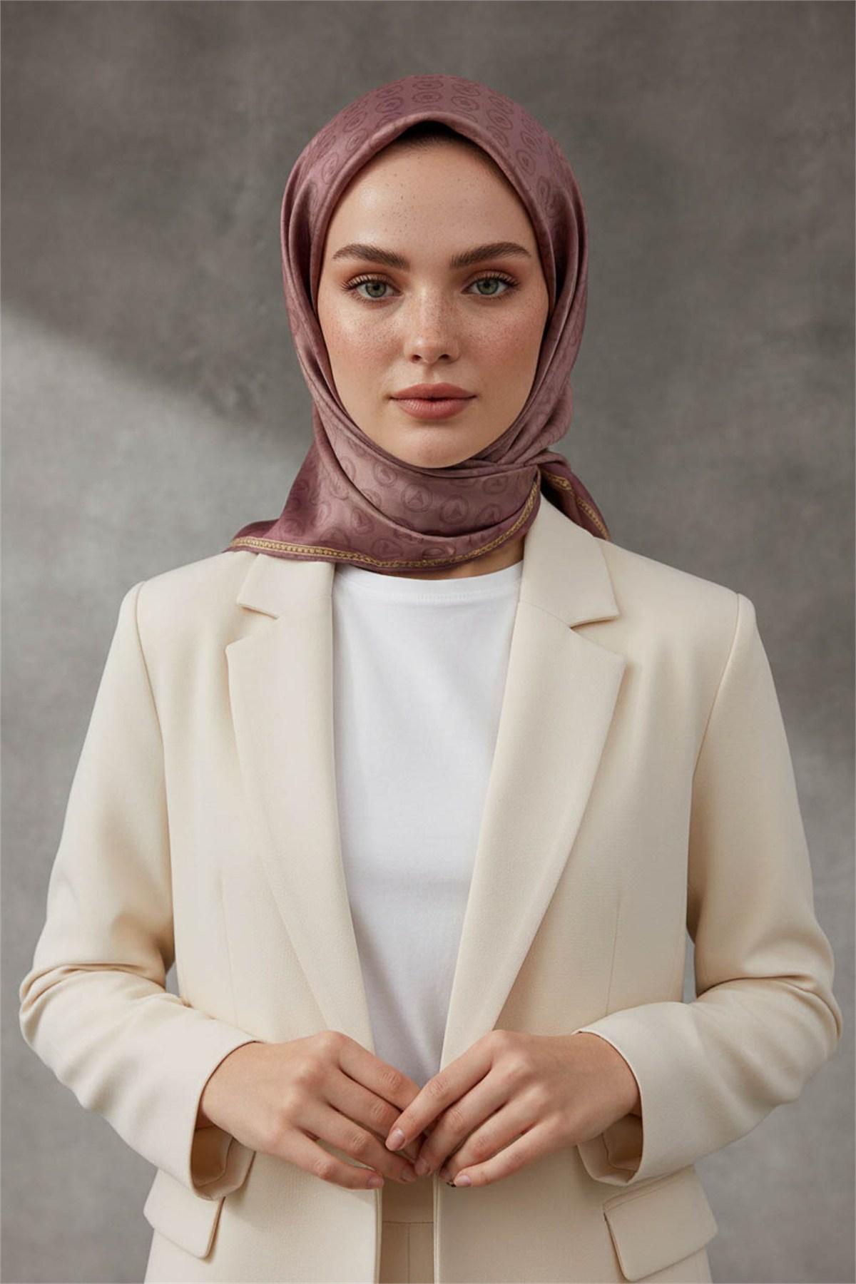 Rayon Degra Desenli Bakır Renkli 90x90 Dikim Şekli : El Dikişi Eşarp (İpek İçermez) Kenar Dikiş Şekli El Dikişli