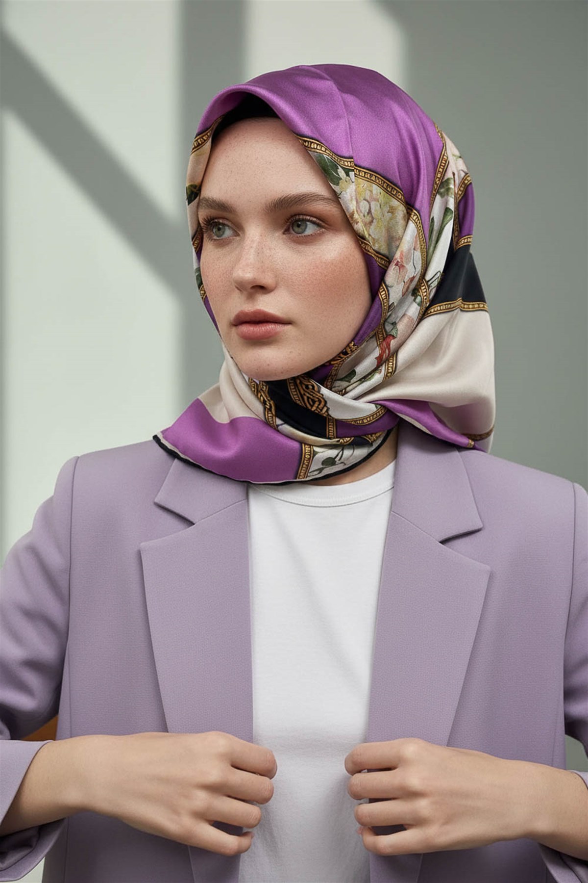100% Twill İpek Şeritli Çiçek Desenli Lila - Krem Renkli 90x90 Dikim Şekli : El Dikişi Eşarp