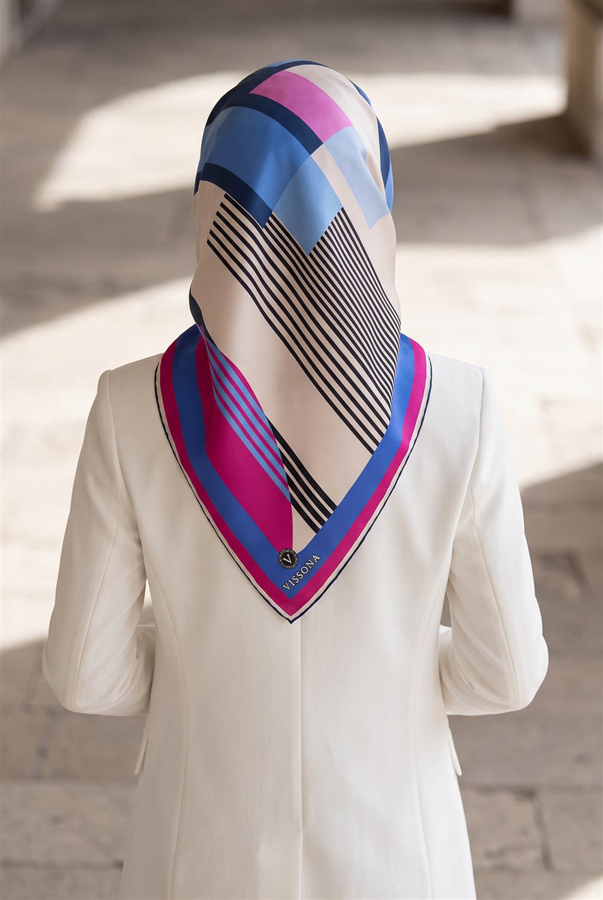 100% Twill İpek Geometrik Desenli Saks - Fuşya Renkli 90x90 Dikim Şekli : El Dikişi Eşarp