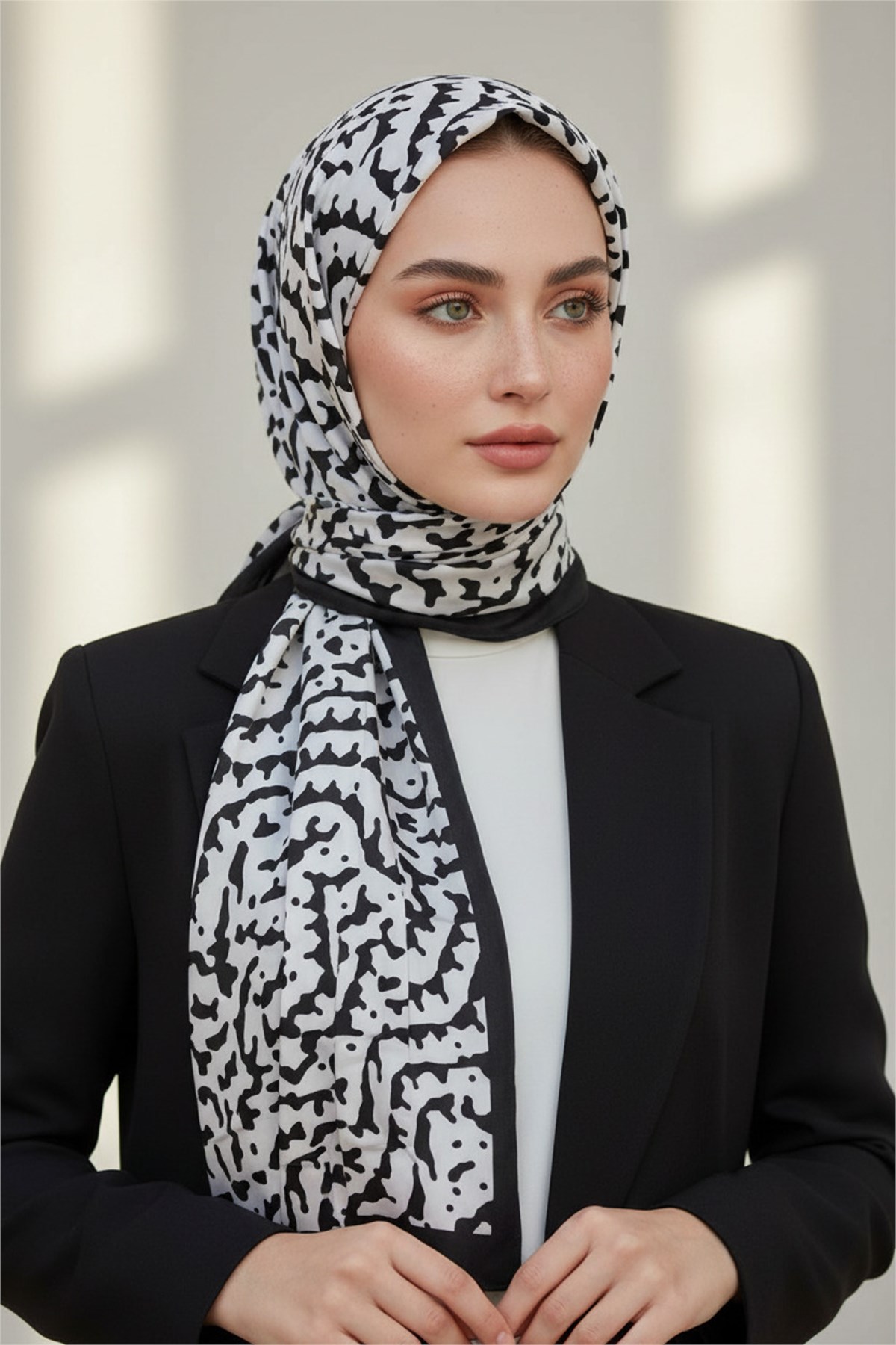 KREP GEOMETRİK DESENLİ SİYAH - BEYAZ RENKLİ 75X195 KIRIŞMAZ ŞAL