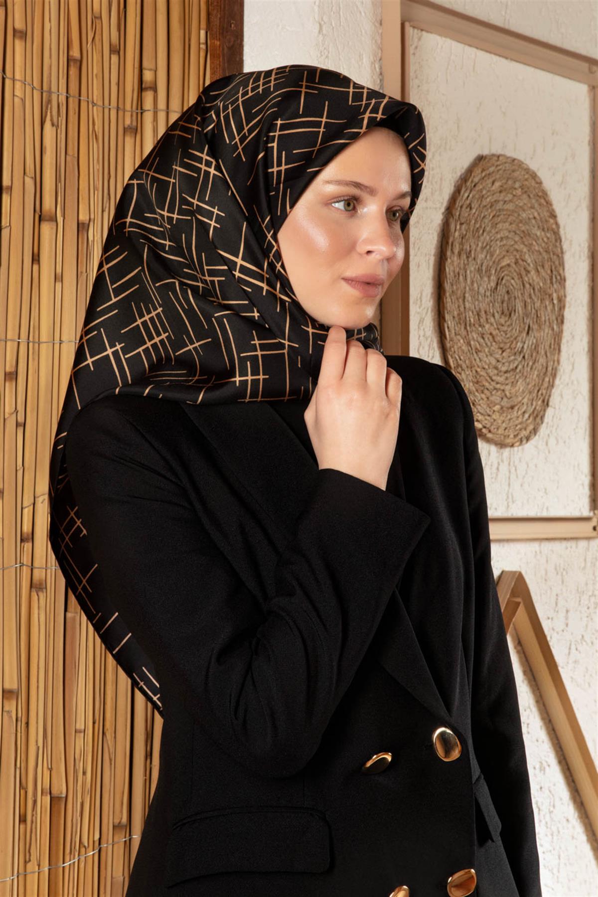 %100 Twill İpek Çizgi Desenli Siyah - Gold Renkli 90x90 Eşarp Dikim Şekli : El Dikişi