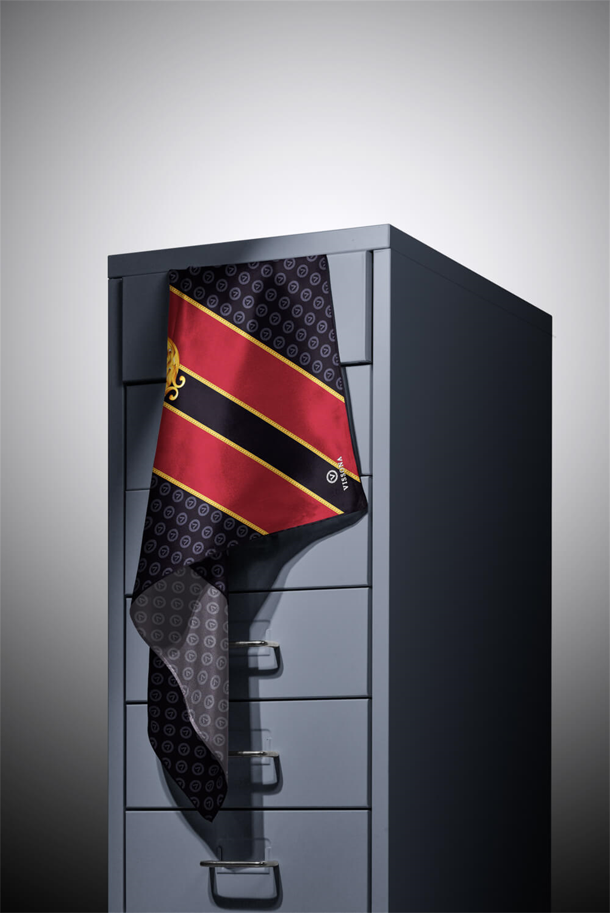 %100 Twill İpek Monogram Ve Barok Desenli Siyah - Bordo Renkli 90x90 Eşarp Dikim Şekli : El Dikişi