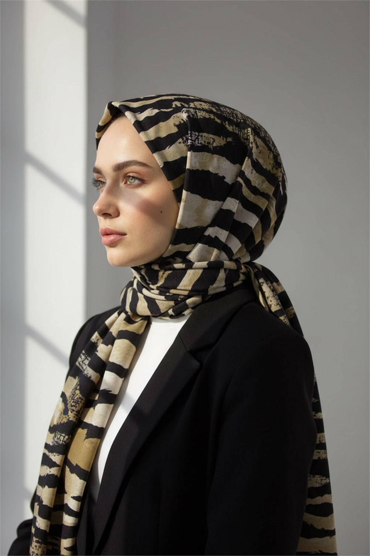 KREP ZEBRA DESENLİ BEJ - SİYAH RENKLİ 75X195 KIRIŞMAZ ŞAL