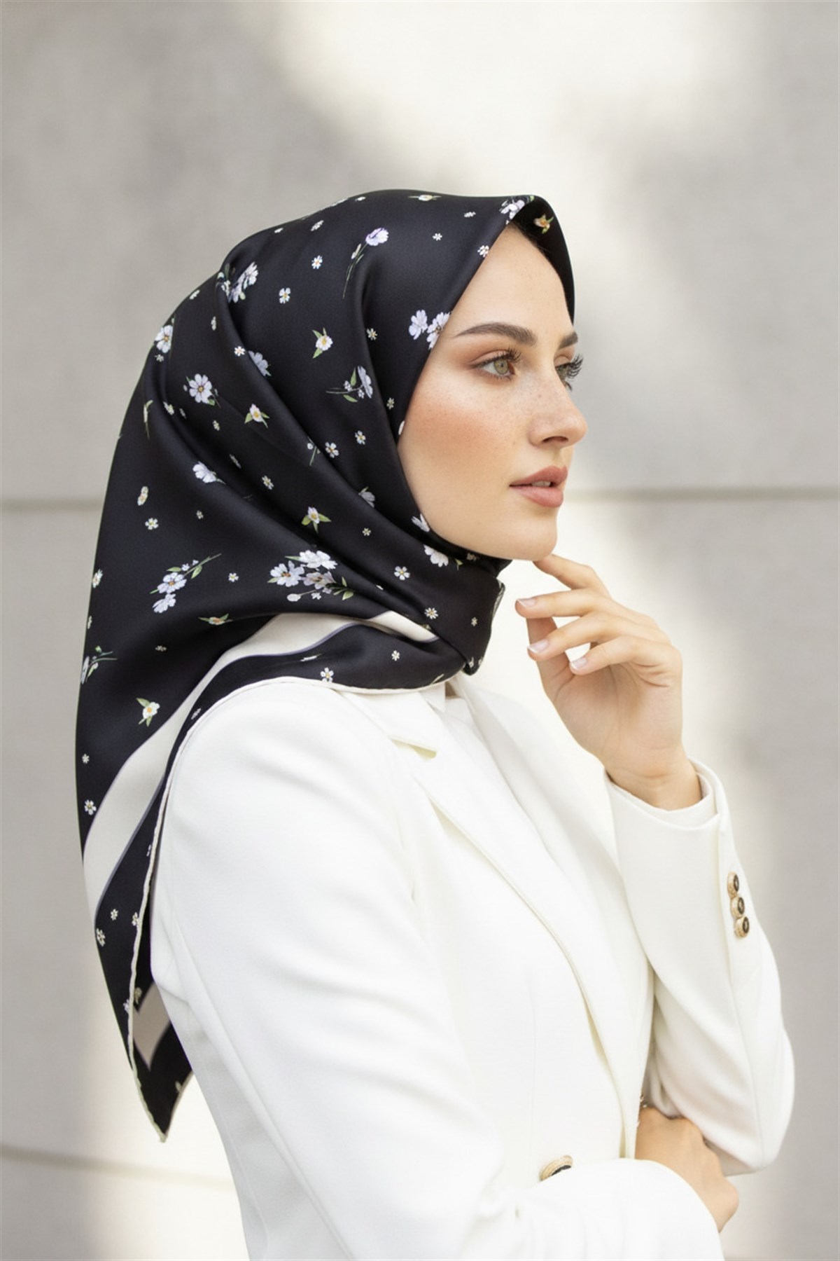 100% Twill İpek Bordürlü Çıtır Çiçek Desenli Siyah - Gri Renkli 90x90 Dikim Şekli : El Dikişi Eşarp