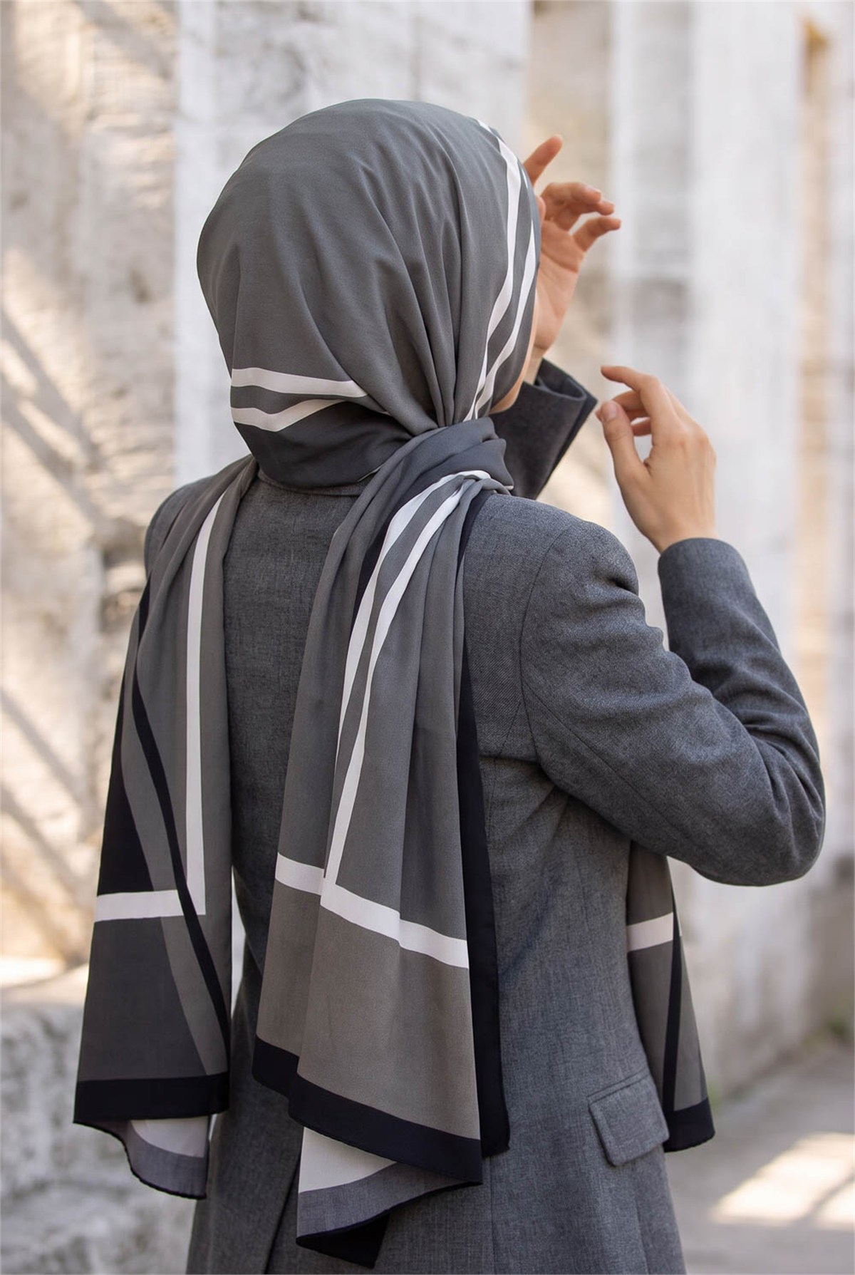 KREP GEOMETRIK DESENLİ FÜME RENKLİ 75X195 KIRIŞMAZ ŞAL