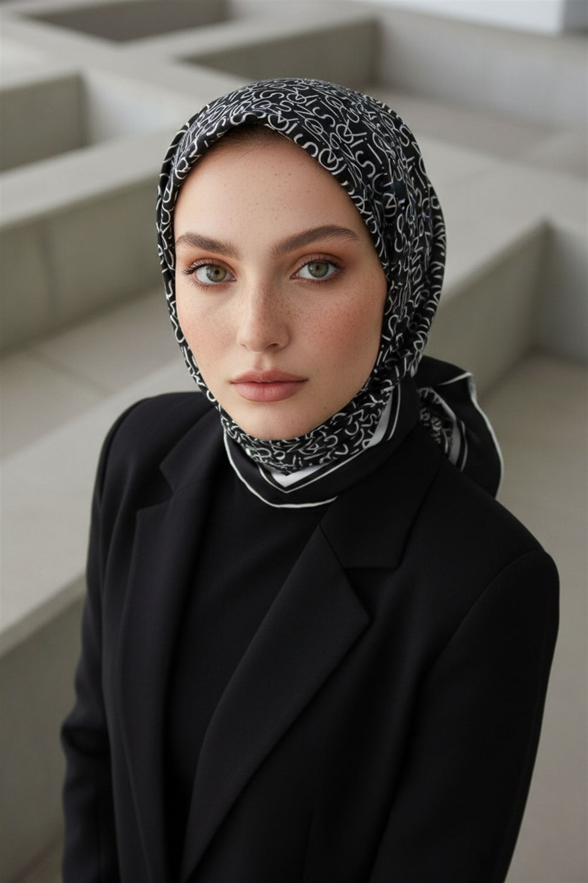 %100 Twill İpek Harf Desenli Siyah - Krem Renkli 90x90 Eşarp Dikim Şekli : El Dikişi