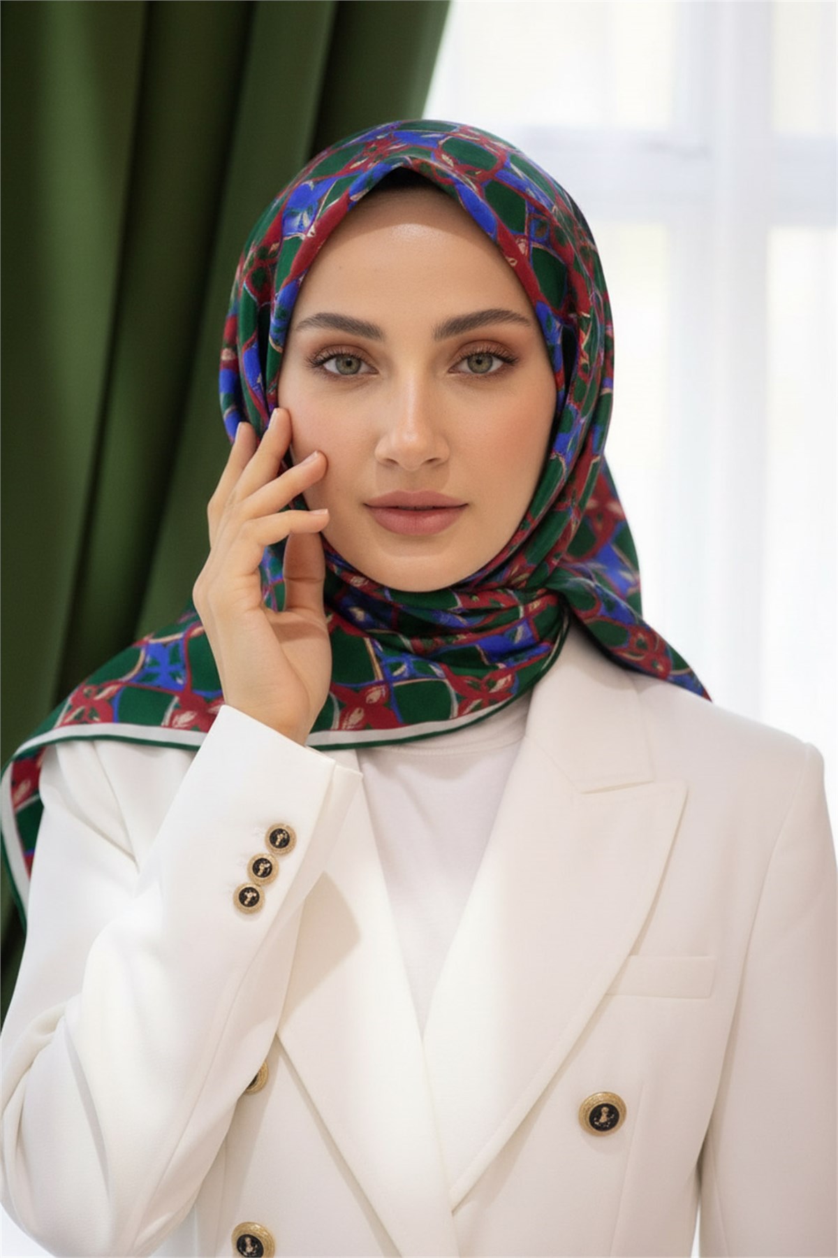 %100 Twill İpek Geometrik Desenli Zümrüt Yeşili Renkli 90x90 Eşarp Dikim Şekli : El Dikişi