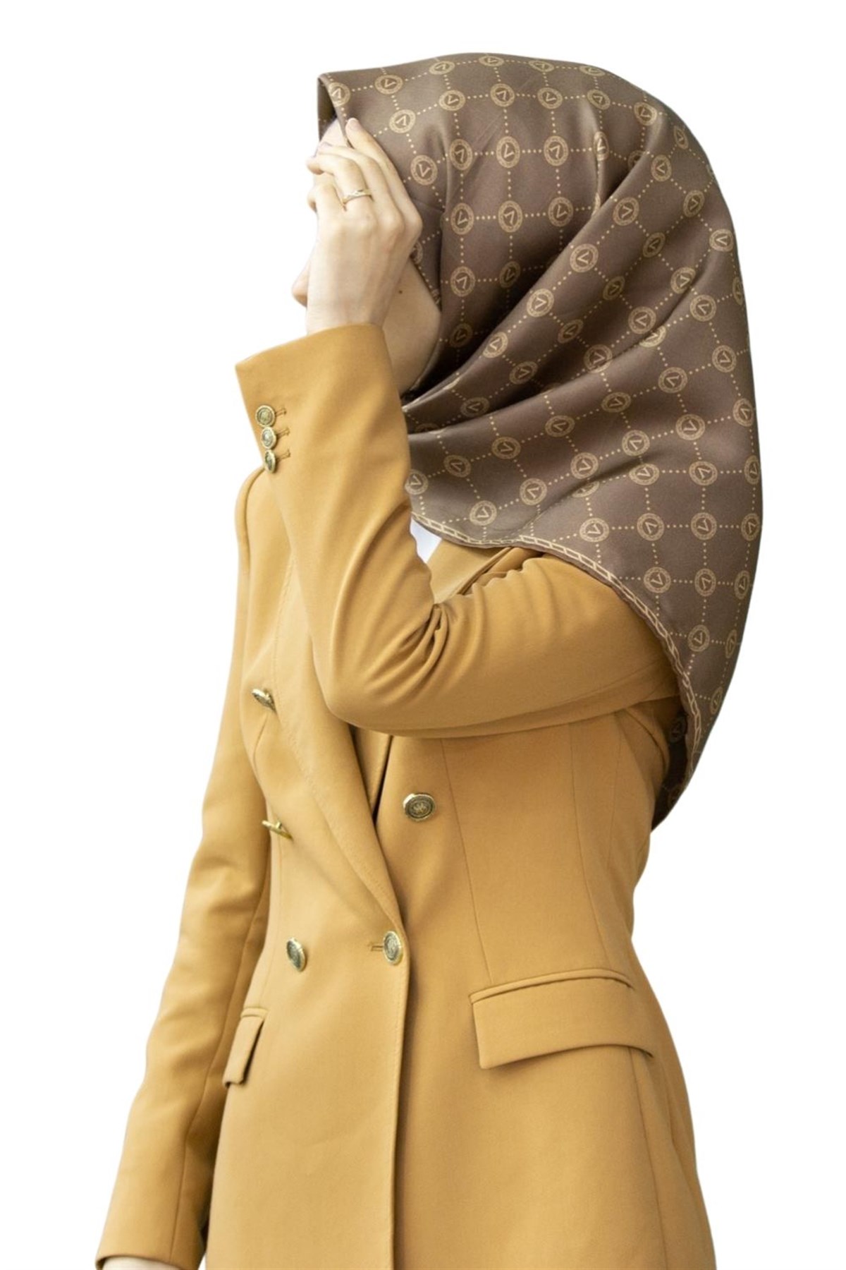%100 Twill İpek Monogram Desenli Sütlü Kahve Renkli 90x90 Eşarp Dikim Şekli : El Dikişi
