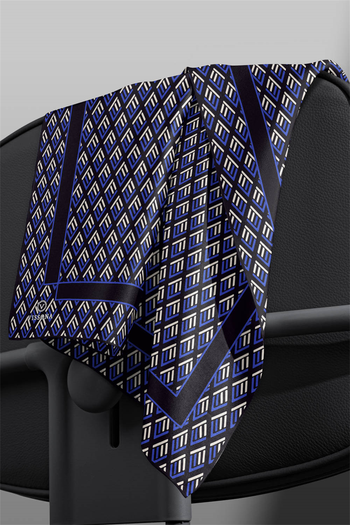 % 57 İPEK % 43 VİSKON Twill İpek Geometrik Desenli Siyah - Saks Renkli 90x90 Eşarp Dikim Şekli : El Dikişi