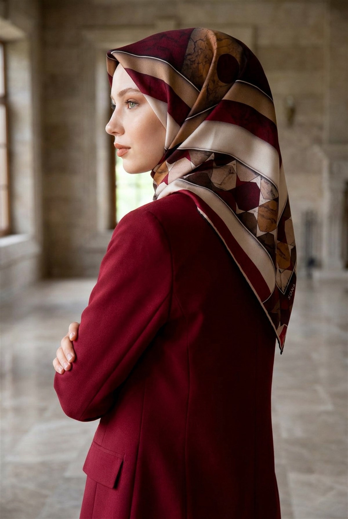 %100 Twill İpek Mermer Efektrli Geometrik Desenli Bordo - Gold Renkli 90x90 Eşarp Dikim Şekli : El Dikişi