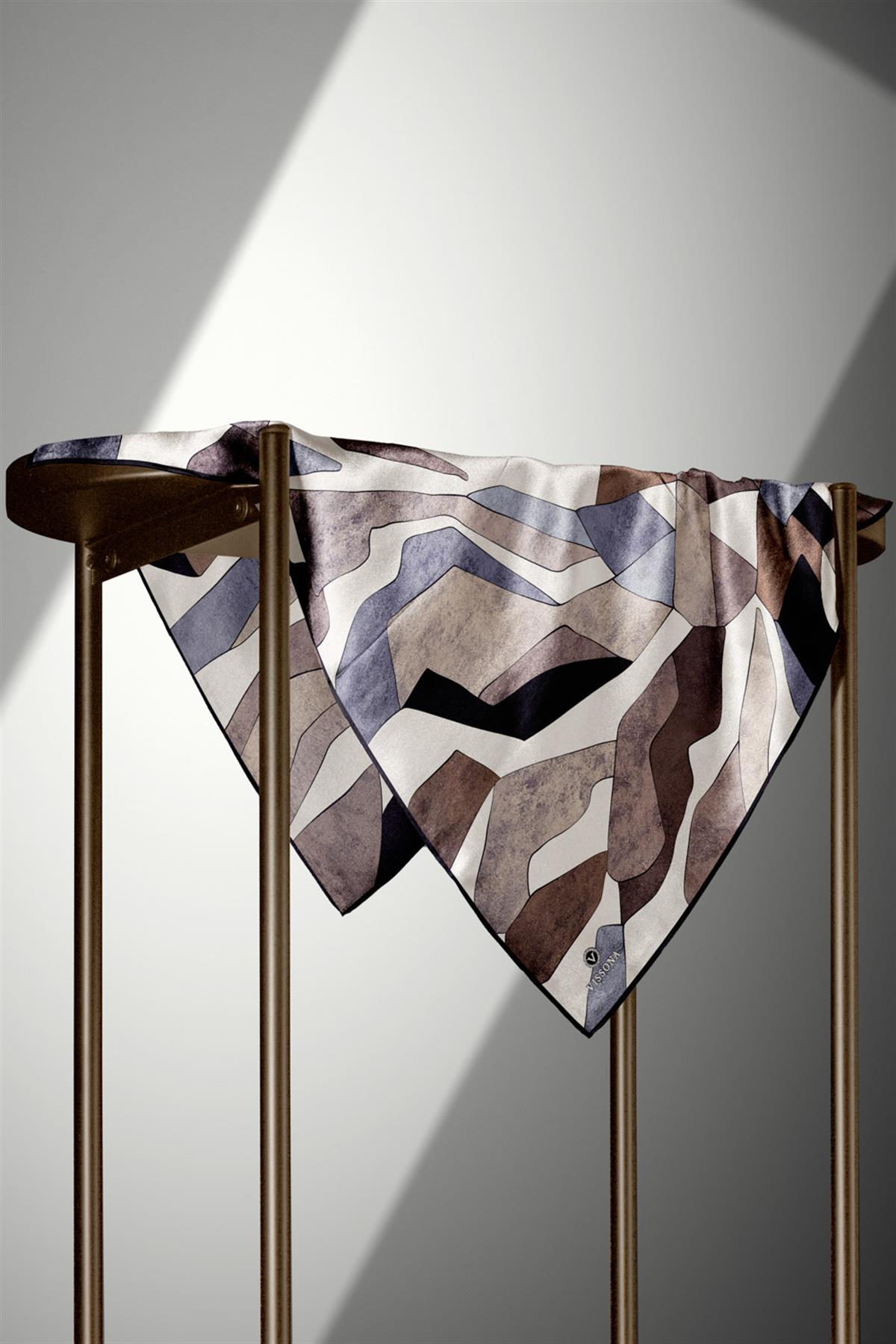 %100 Twill İpek Geometrik Desenli Gri - Bej Renkli 90x90 Eşarp Dikim Şekli : El Dikişi