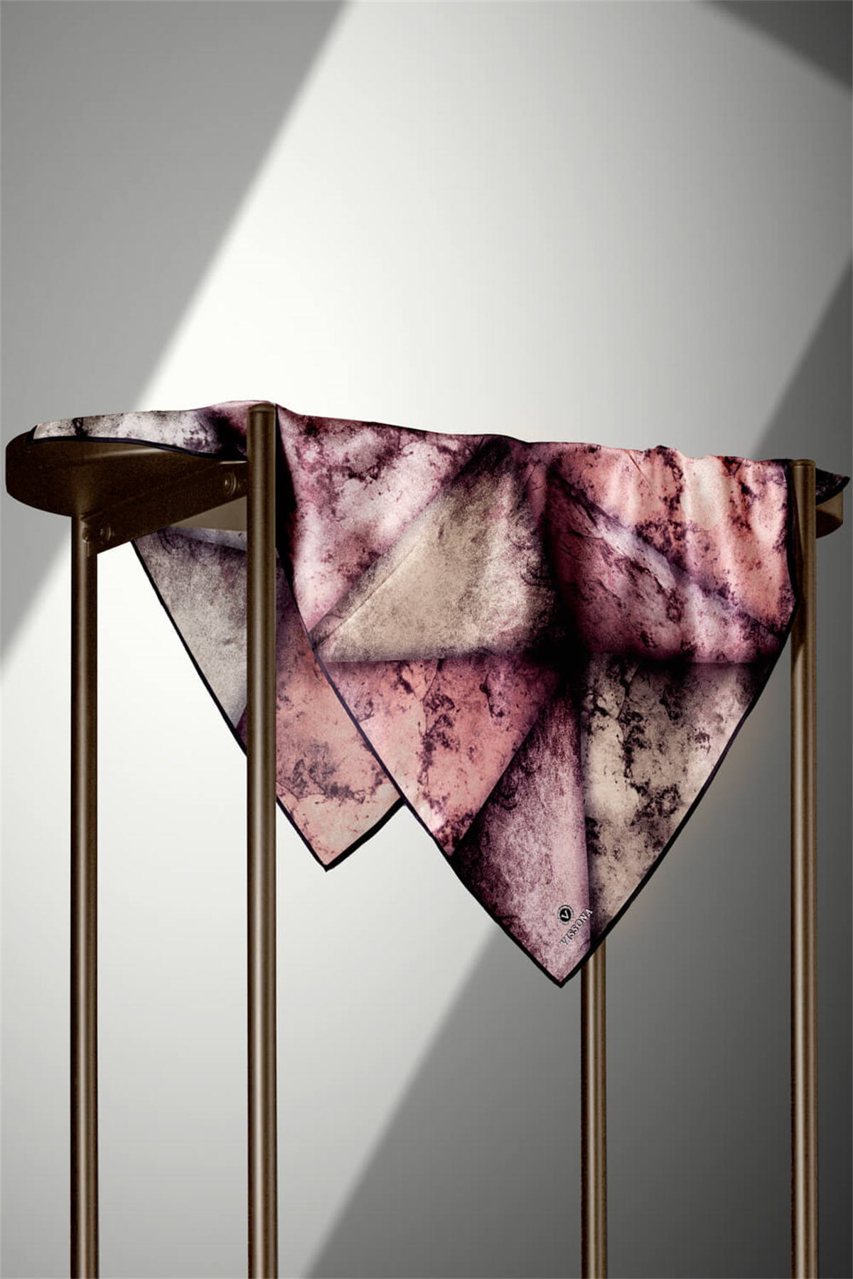 % 57 İPEK % 43 VİSKON Twill İpek Dokulu Ve Geometrik Desenli Pudra - Somon Renkli 90x90 Eşarp Dikim Şekli : El Dikişi