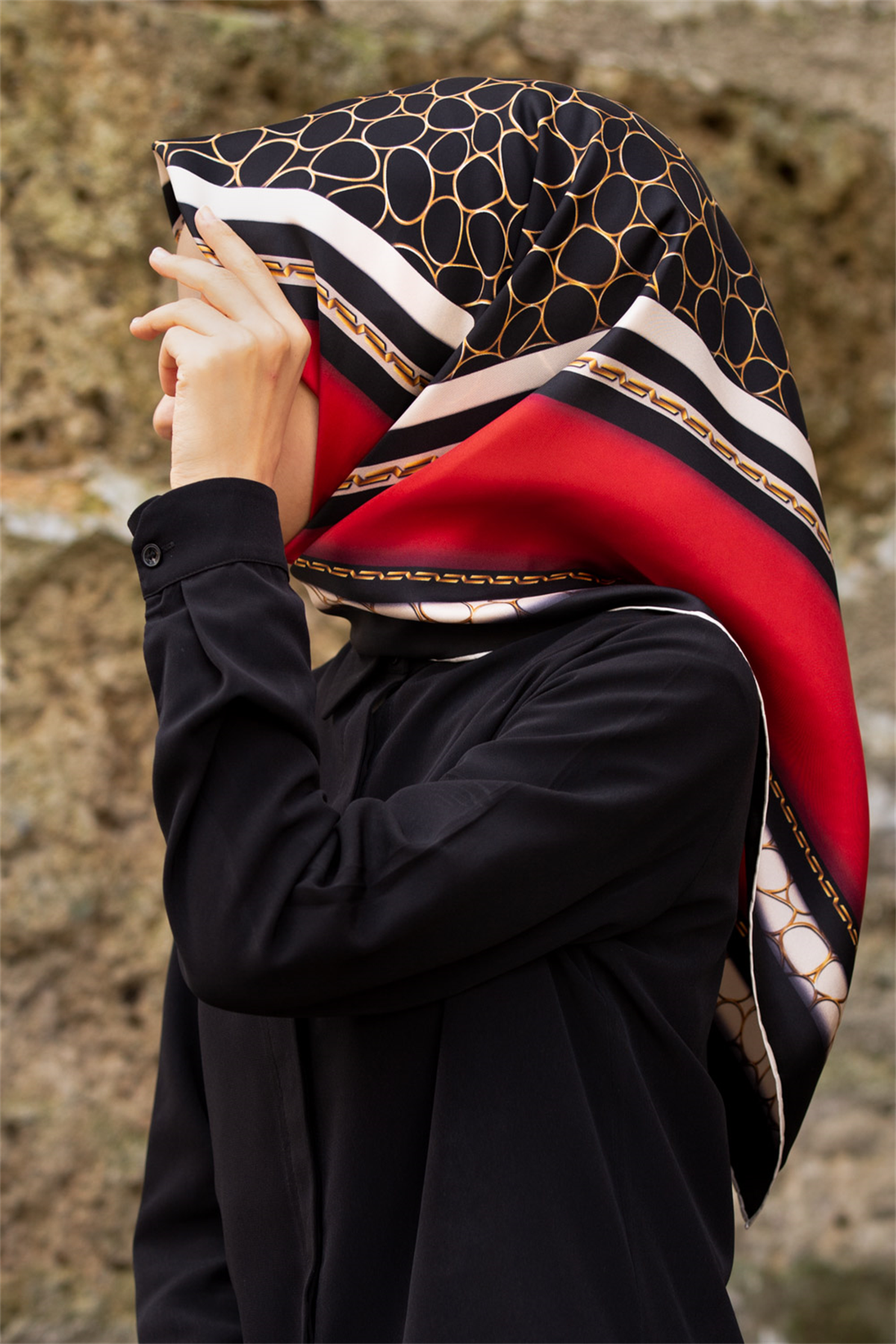 % 57 İPEK % 43 VİSKON Twill İpek Gold Halka Desenli Kırmızı - Siyah Renkli 90x90 Eşarp Dikim Şekli : El Dikişi