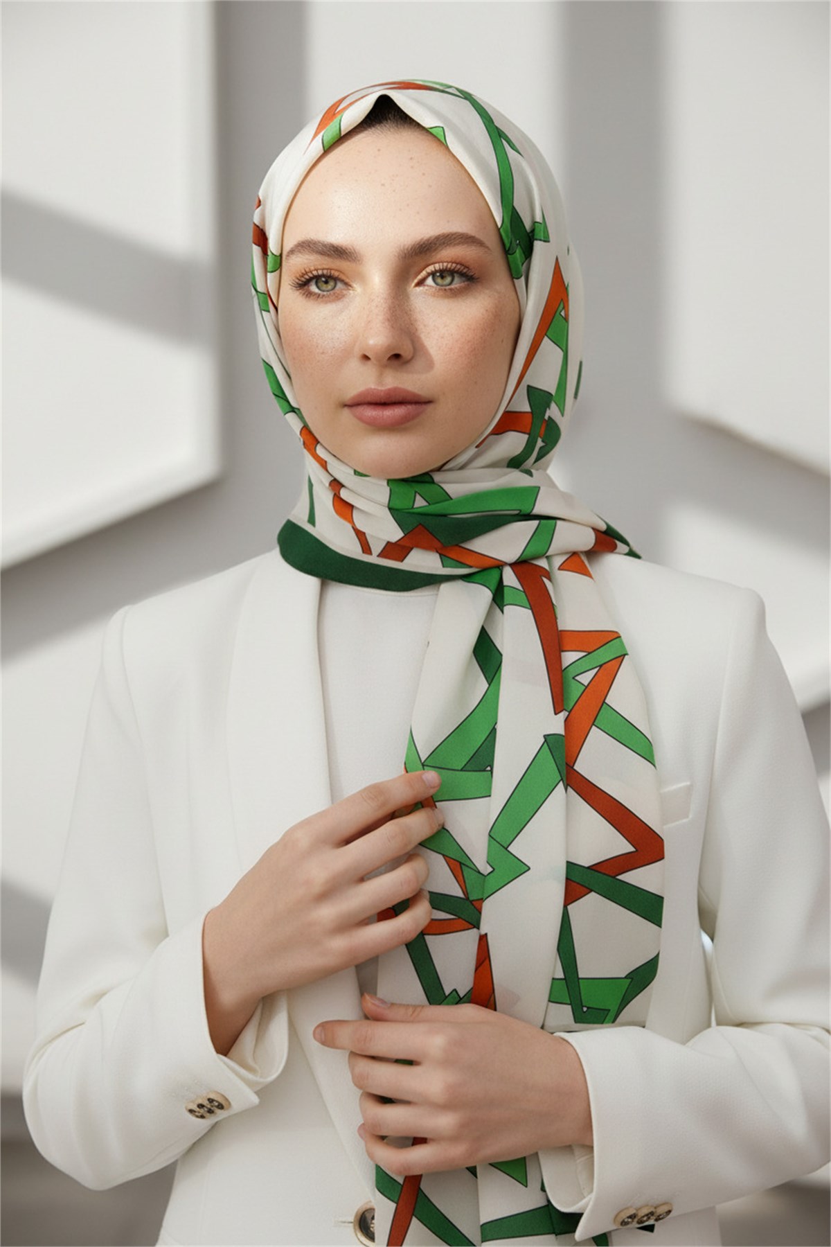 KREP GEOMETRİK DESENLİ ZÜMRÜT YEŞİLİ RENKLİ 75X195 KIRIŞMAZ ŞAL