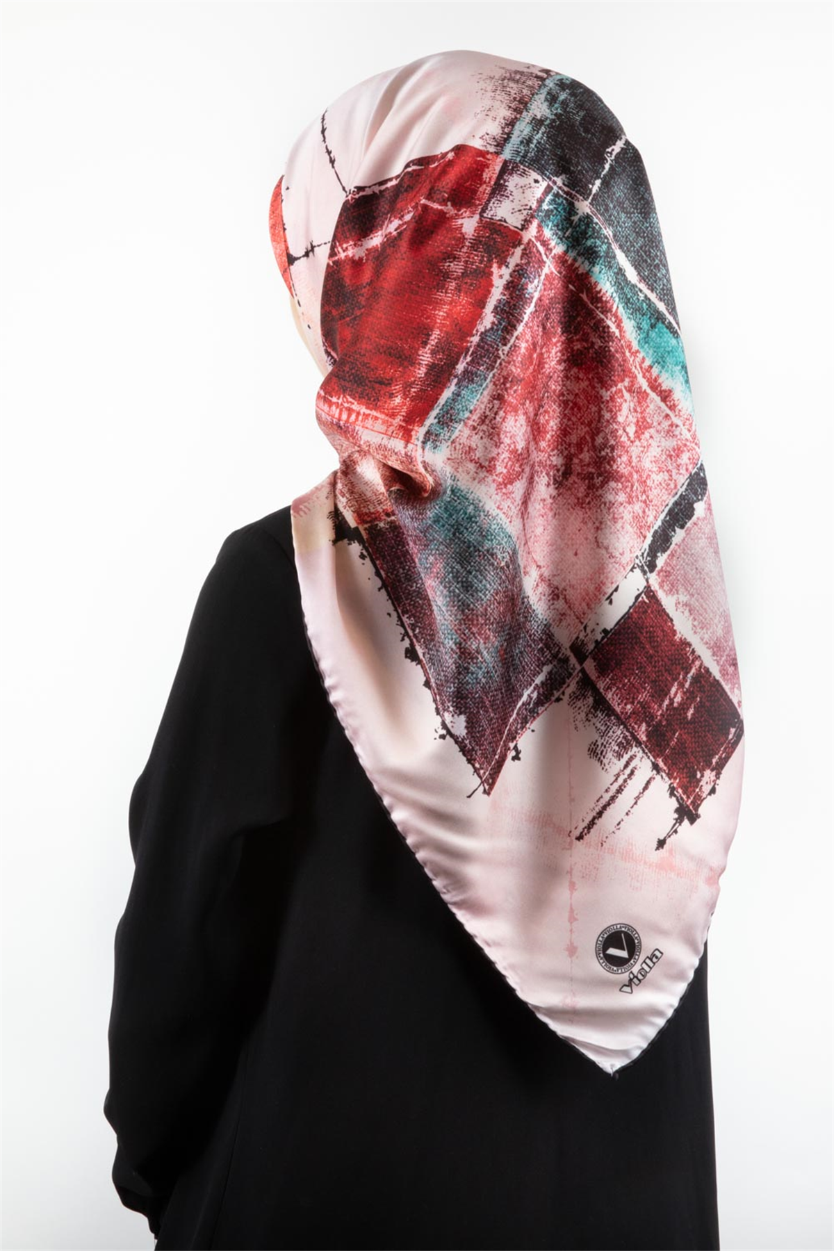 Twill Yamalı Ve Geometrik Desenli Pudra Renkli 90x90 Eşarp (İpek İçermez) Dikim Şekli : El Dikişi
