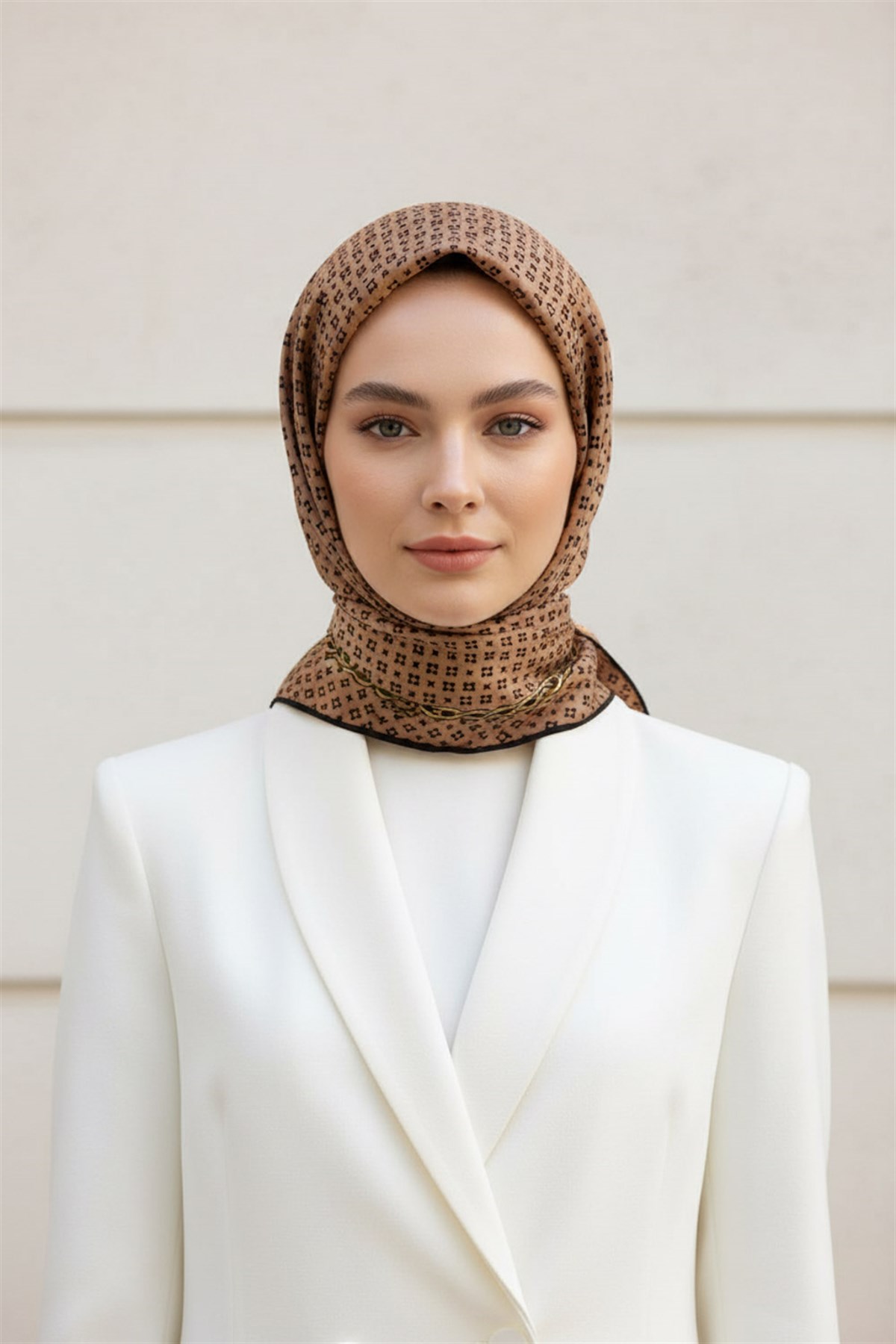 %57 İPEK %43 VİSKON Twill İpek Zincir Desenli Bakır - Siyah Renkli 90x90 Eşarp Dikim Şekli : El Dikişi