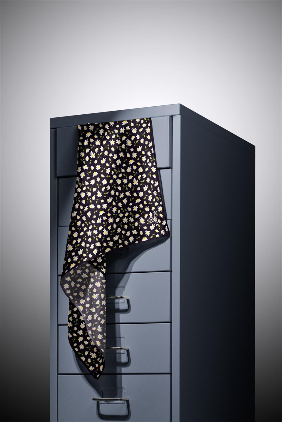 %100 Twill İpek Papatya Desenli Siyah Renkli 90x90 Eşarp Dikim Şekli : El Dikişi