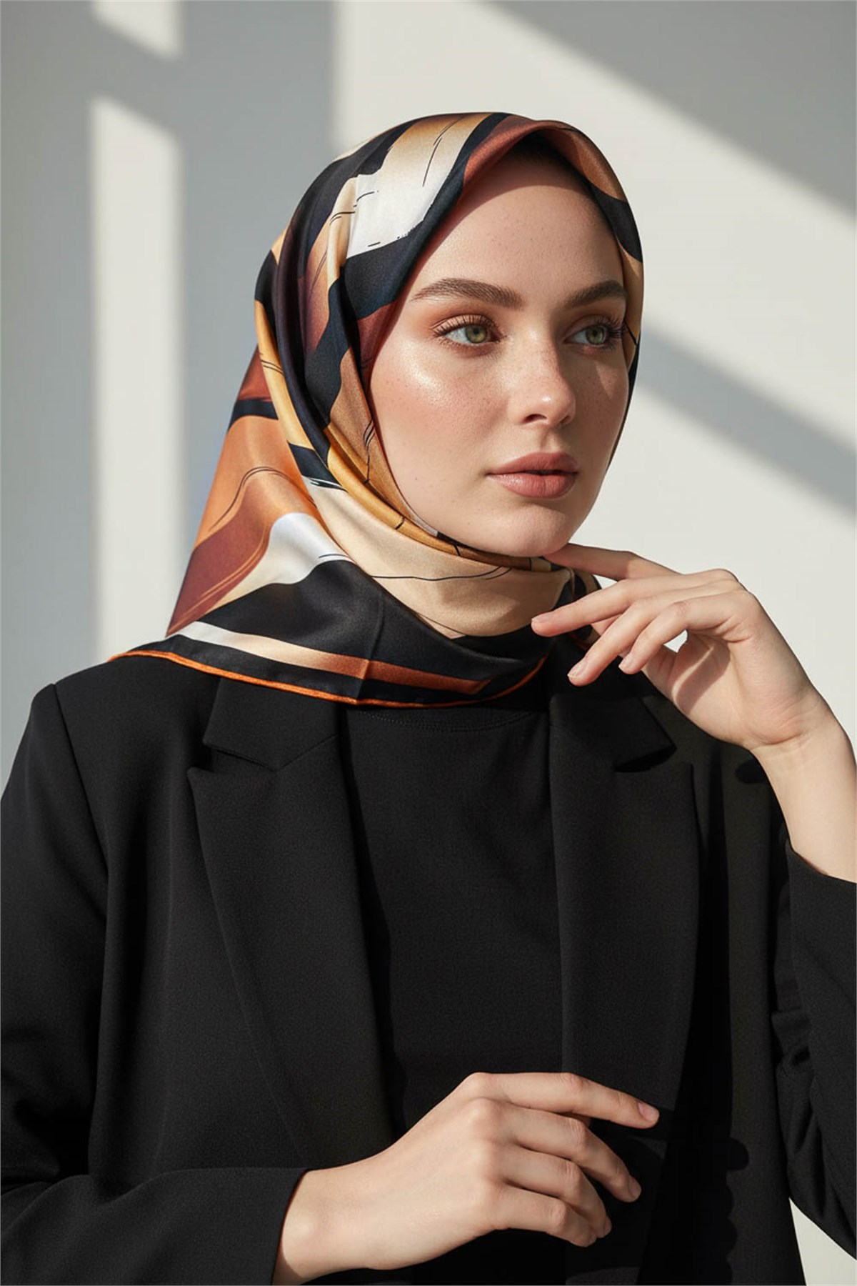 %100 Twill İpek Geometrik Fırça İzi Desenli Siyah - Taba Renkli 90x90 Eşarp Dikim Şekli : El Dikişi