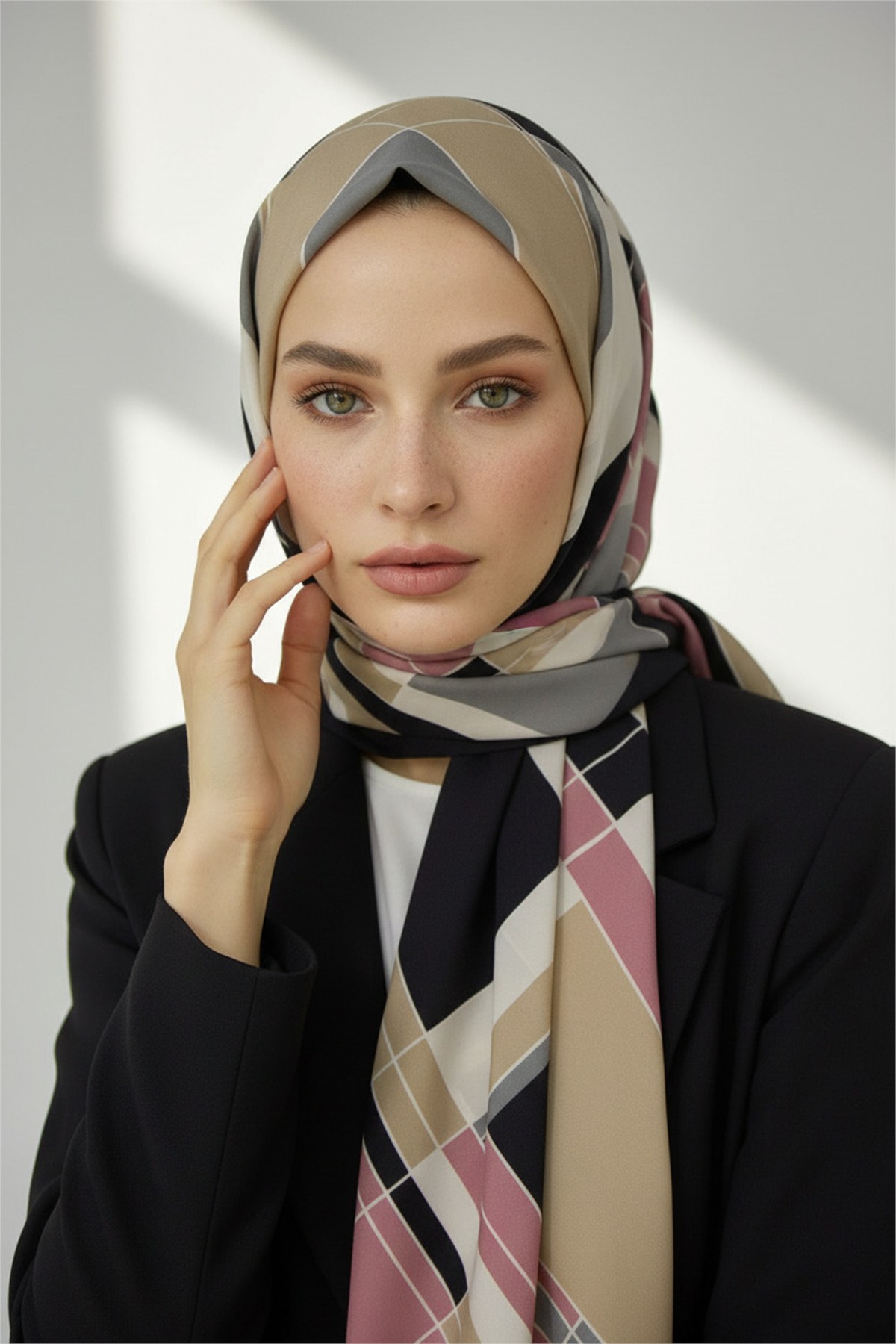 KREP GEOMETRİK DESENLİ PUDRA RENKLİ 75X195 KIRIŞMAZ ŞAL