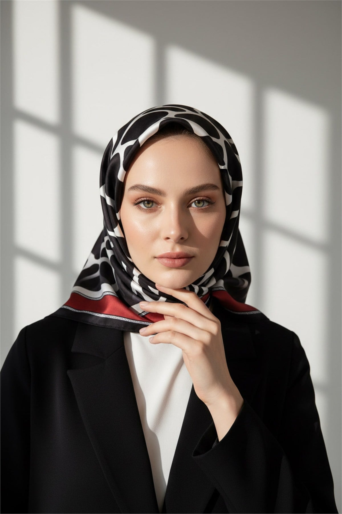 Kristal Taş Desenli Bordo Renkli 90x90 Eşarp (İpek İçermez) Dikim Şekli : El Dikişi