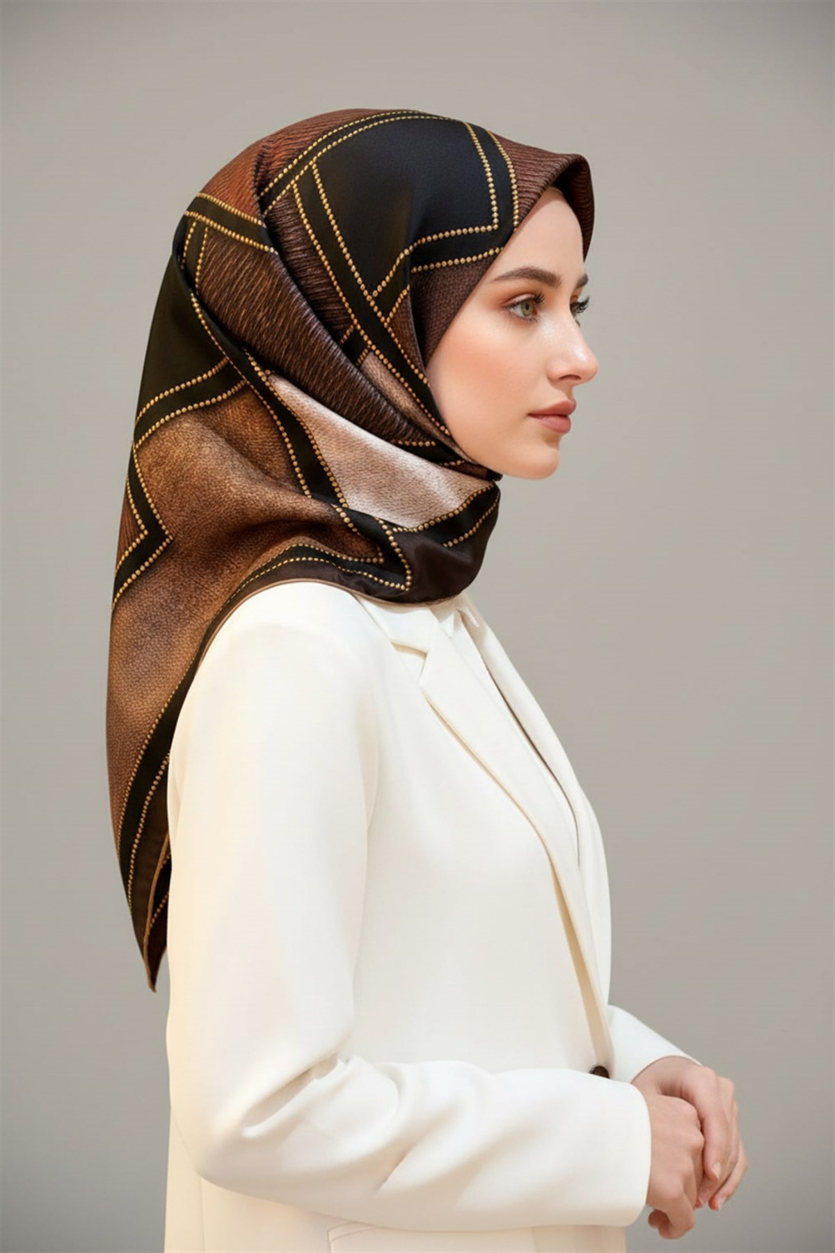 100% Twill İpek Gold Detaylı Kare Desenli Kahverengi - Bej Renkli 90x90 Dikim Şekli : El Dikişi