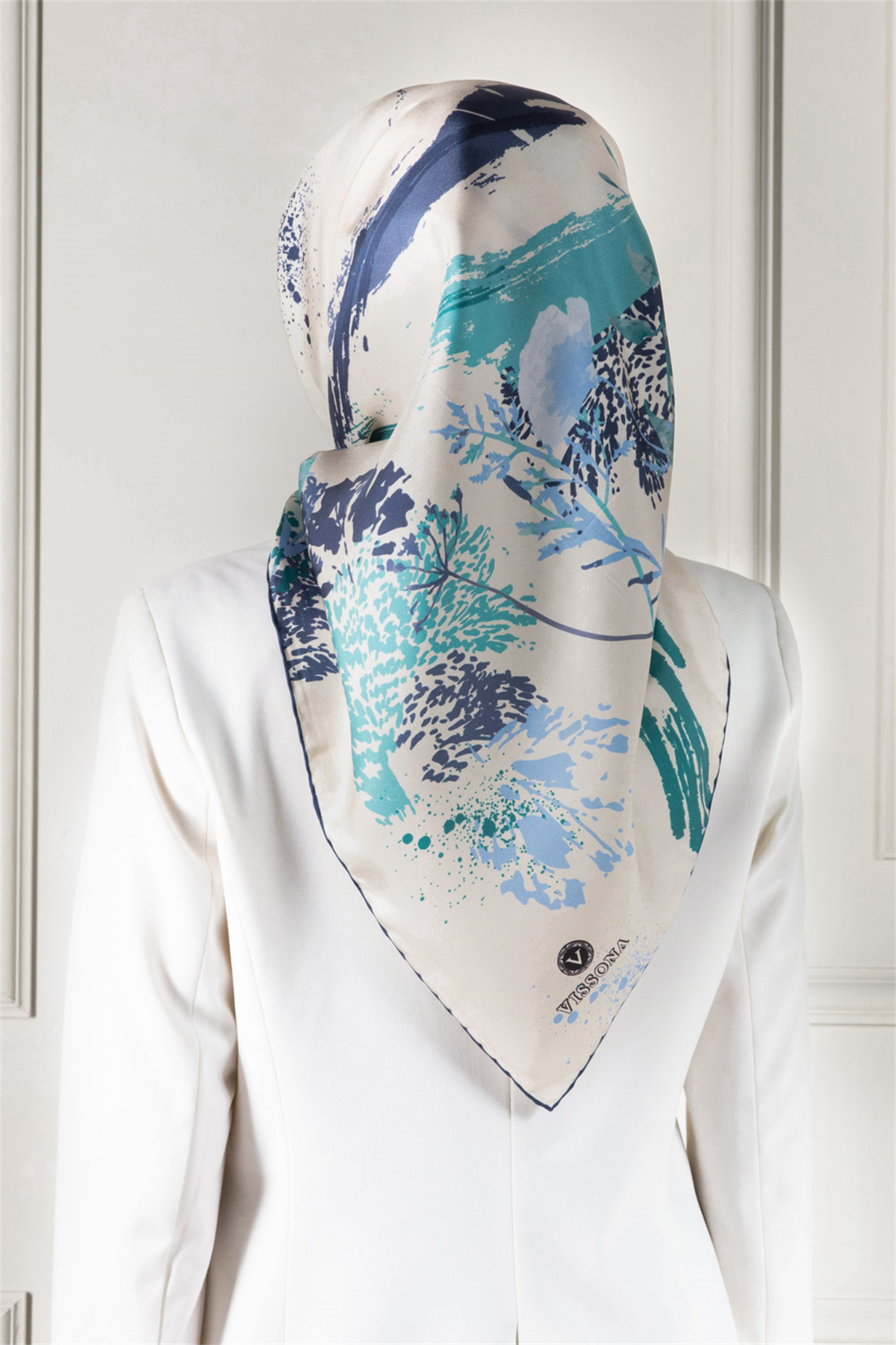 %100 Twill İpek Suluboya Çiçek Desenli Krem - İndigo Renkli 90x90 Eşarp Dikim Şekli : El Dikişi