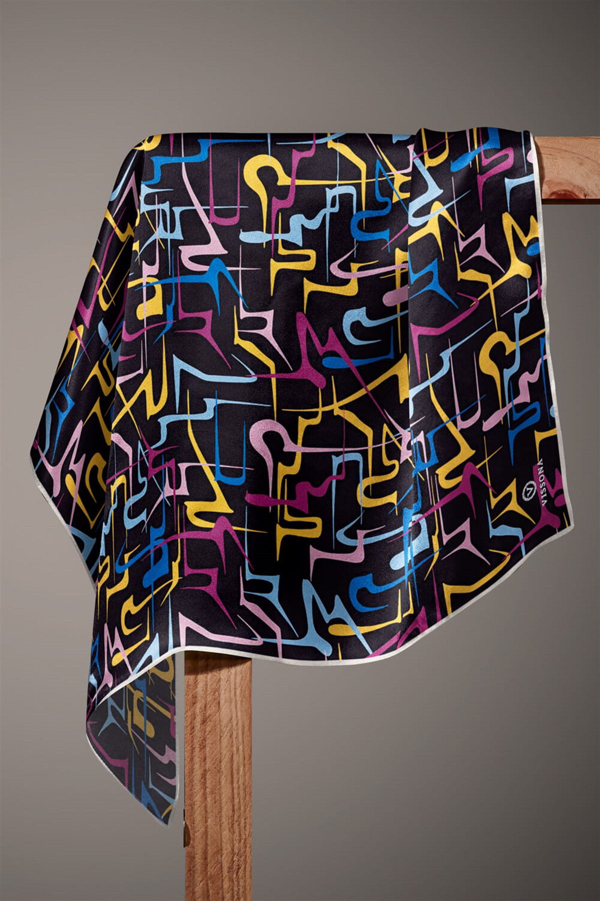 % 57 İPEK % 43 VİSKON Twill İpek Soyut Geometrik Desenli Sarı - Pembe Renkli 90x90 Eşarp Dikim Şekli : El Dikişi