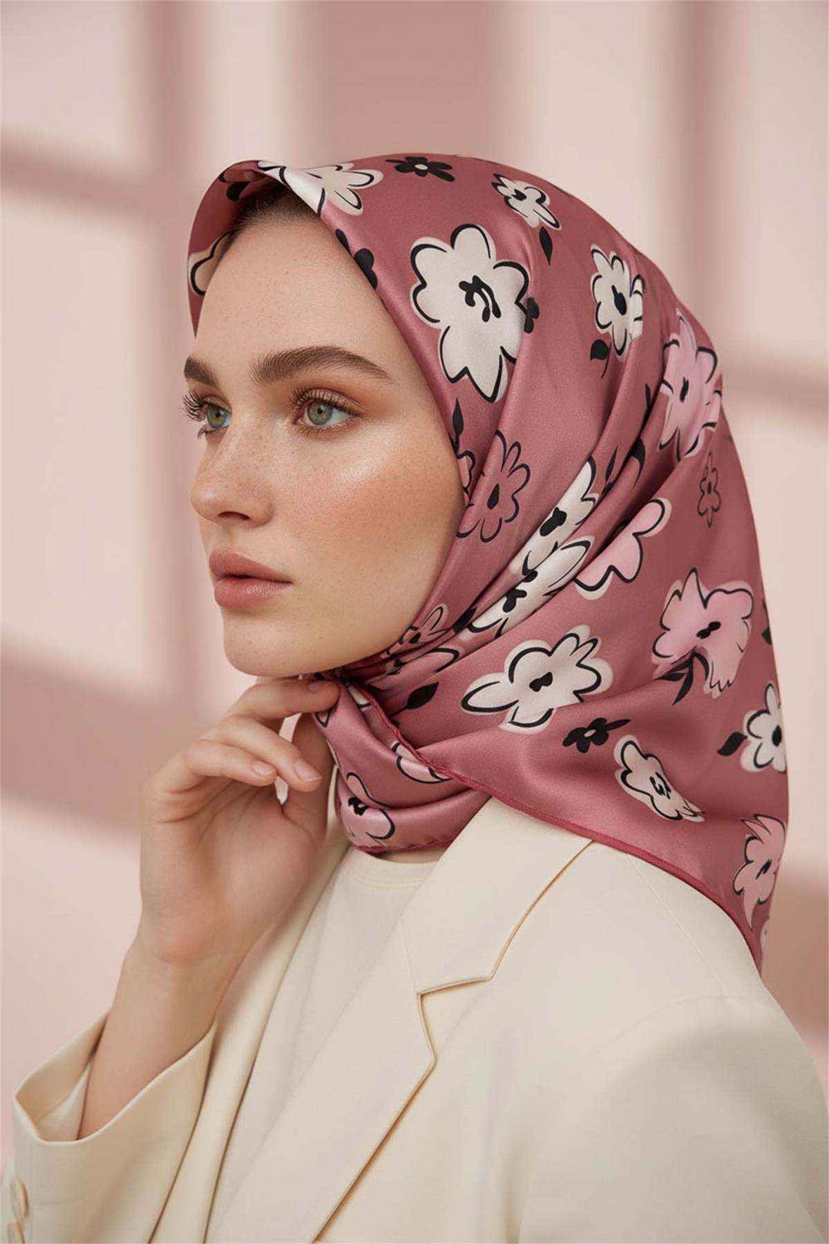 Rayon Papatya Desenli Pudra Renkli 90x90 Eşarp (İpek İçermez) Kenar Dikiş Şekli El Dikişli