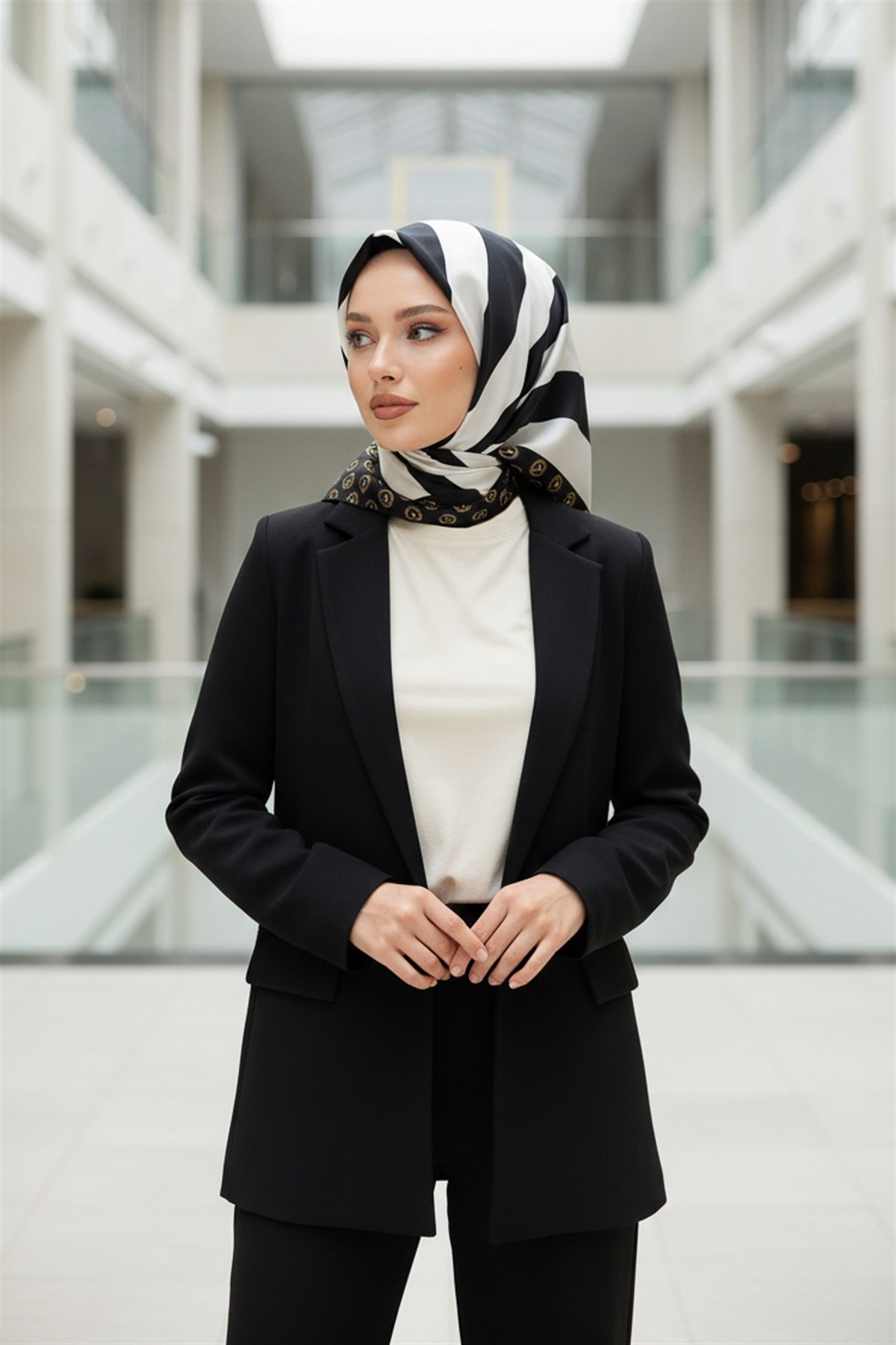 %100 Twill İpek Monogram Şerit Desenli Siyah - Krem Renkli 90x90 Eşarp Dikim Şekli : El Dikişi