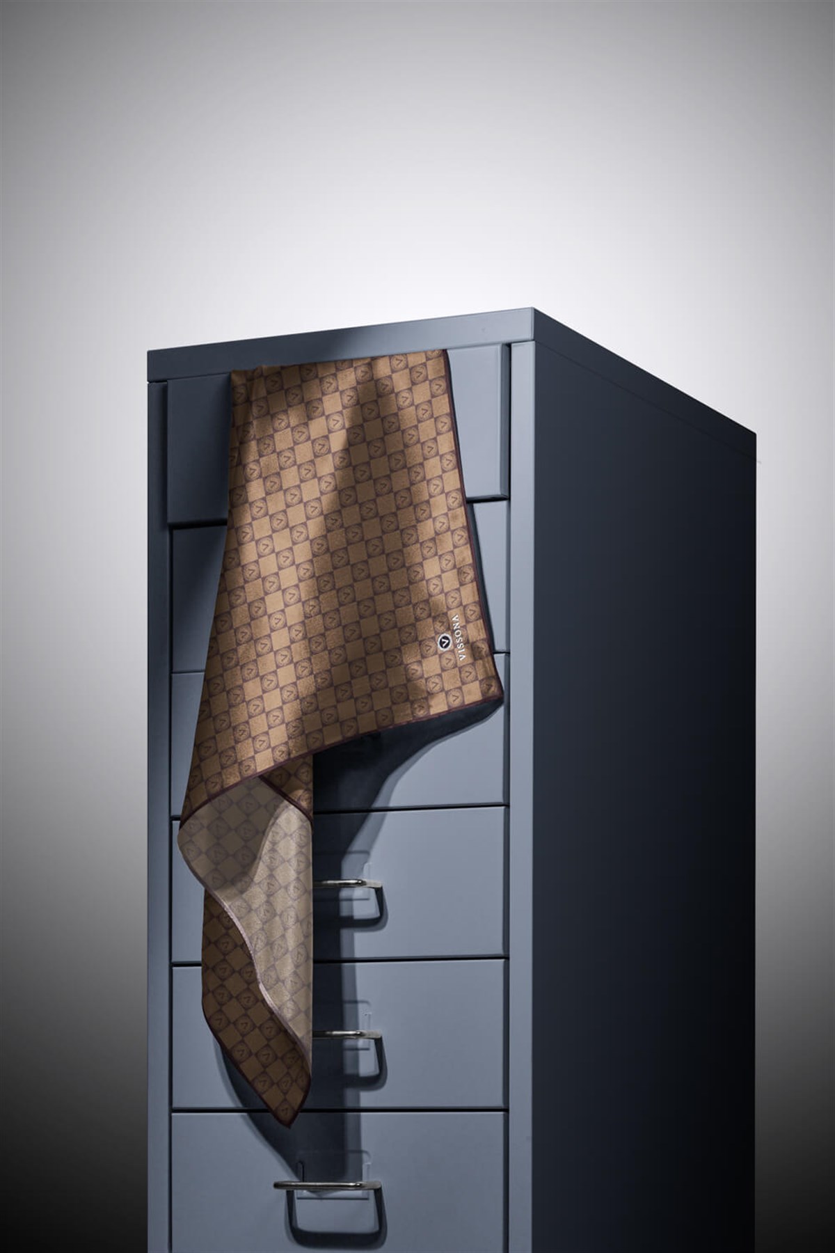%100 Twill İpek Monogram Desenli Sütlü Kahve Renkli 90x90 Eşarp Dikim Şekli : El Dikişi