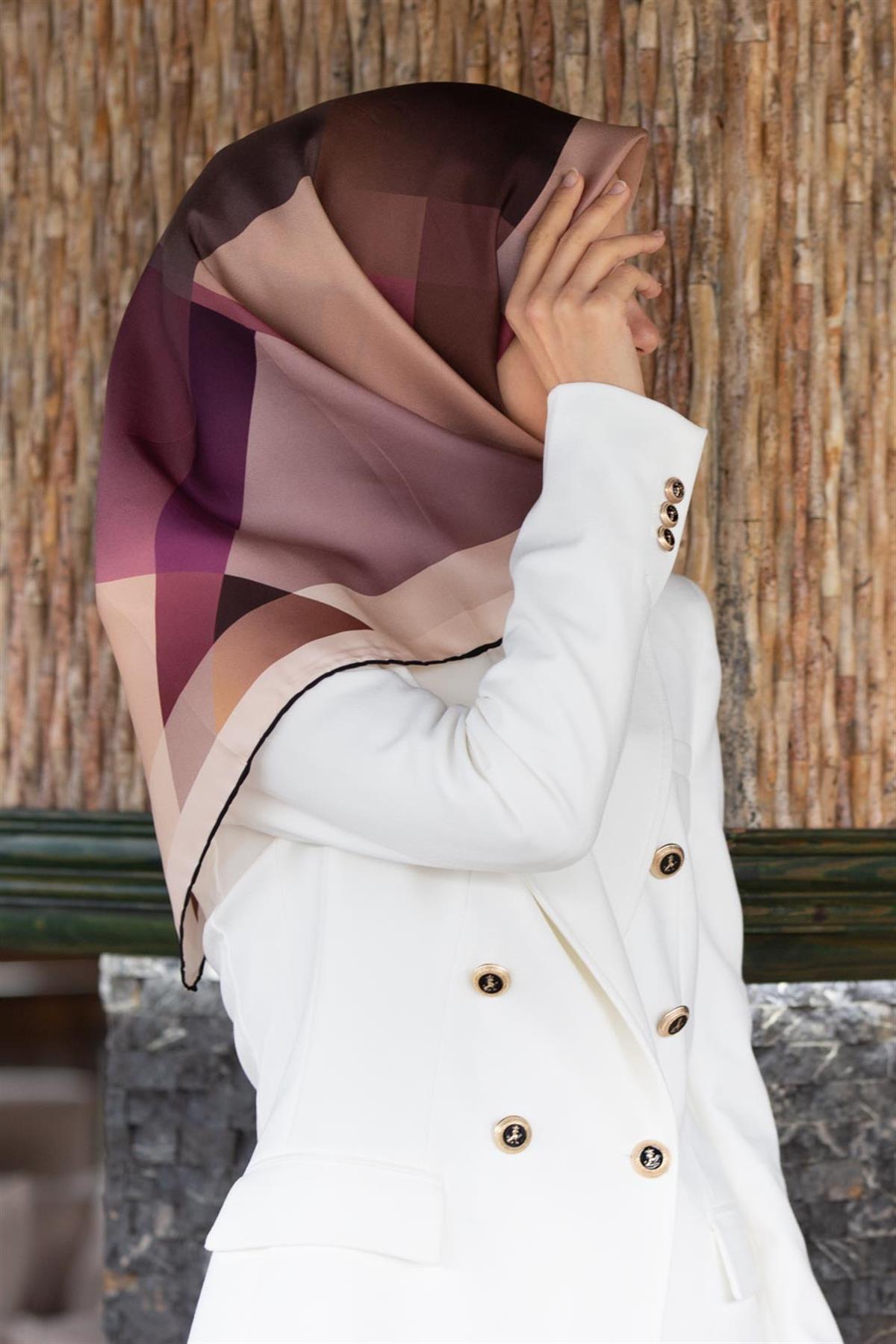 %100 Twill İpek Geometrik Desenli Bej - Gül Kurusu Renkli 90x90 Eşarp Dikim Şekli : El Dikişi