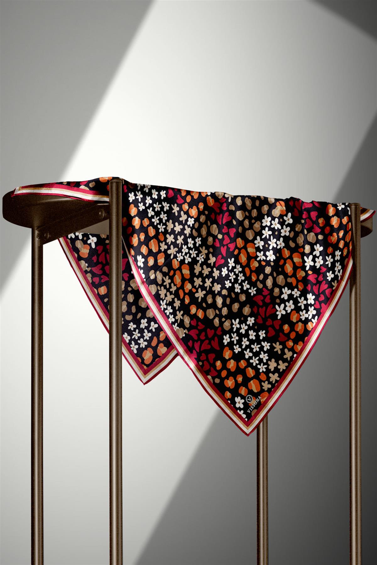 %100 Twill İpek Kalpli Leopar Desenli Siyah - Bordo Renkli 90x90 Eşarp Dikim Şekli : El Dikişi