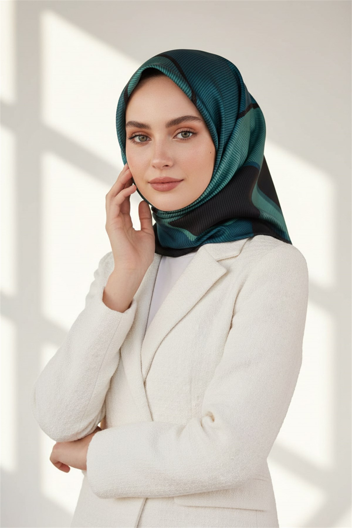 %100 Twill İpek Geometrik Desenli Lacivert Renkli 90x90 Eşarp Dikim Şekli : El Dikişi