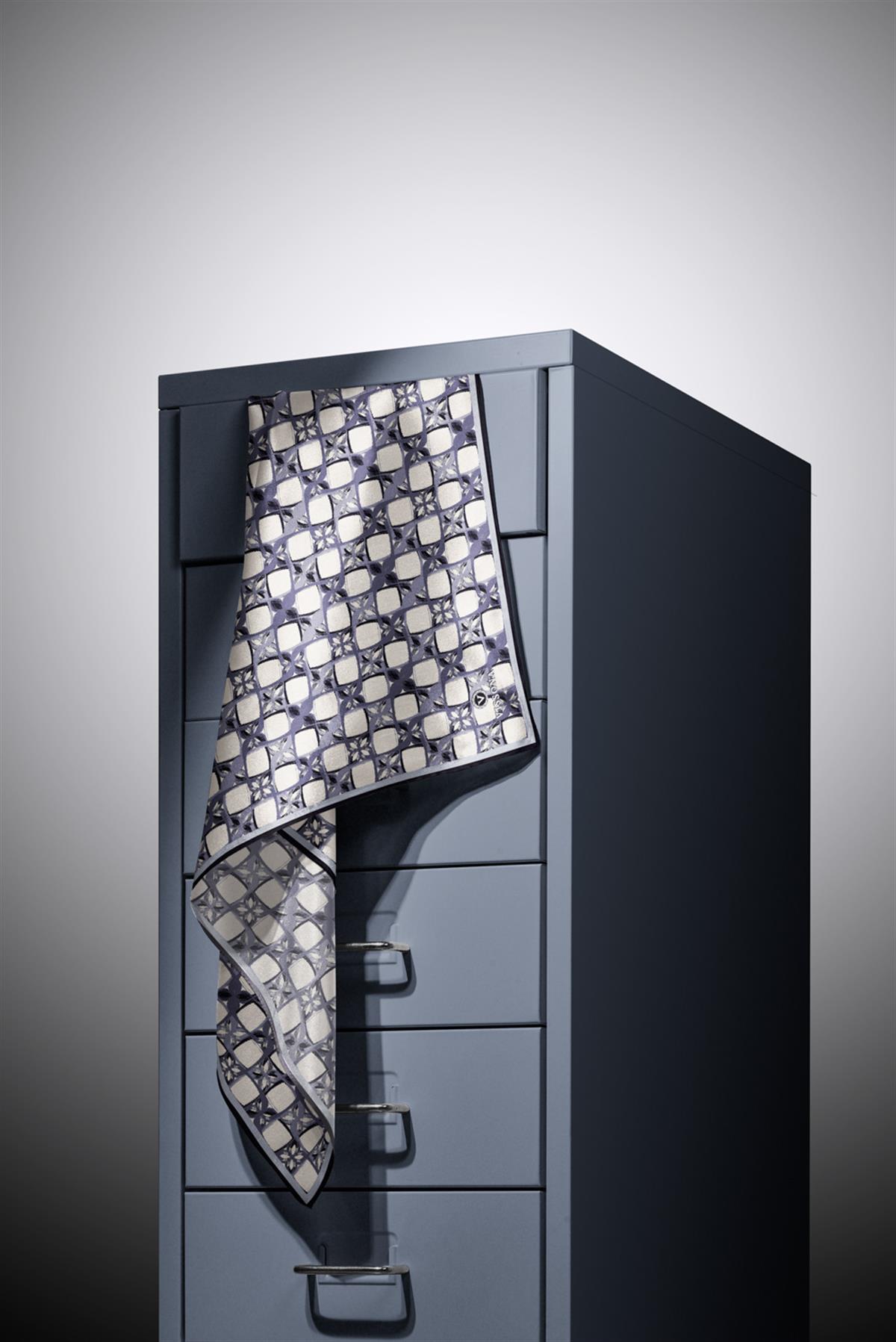 %100 Twill İpek Geometrik Desenli Krem - Gri Renkli 90x90 Eşarp Dikim Şekli : El Dikişi